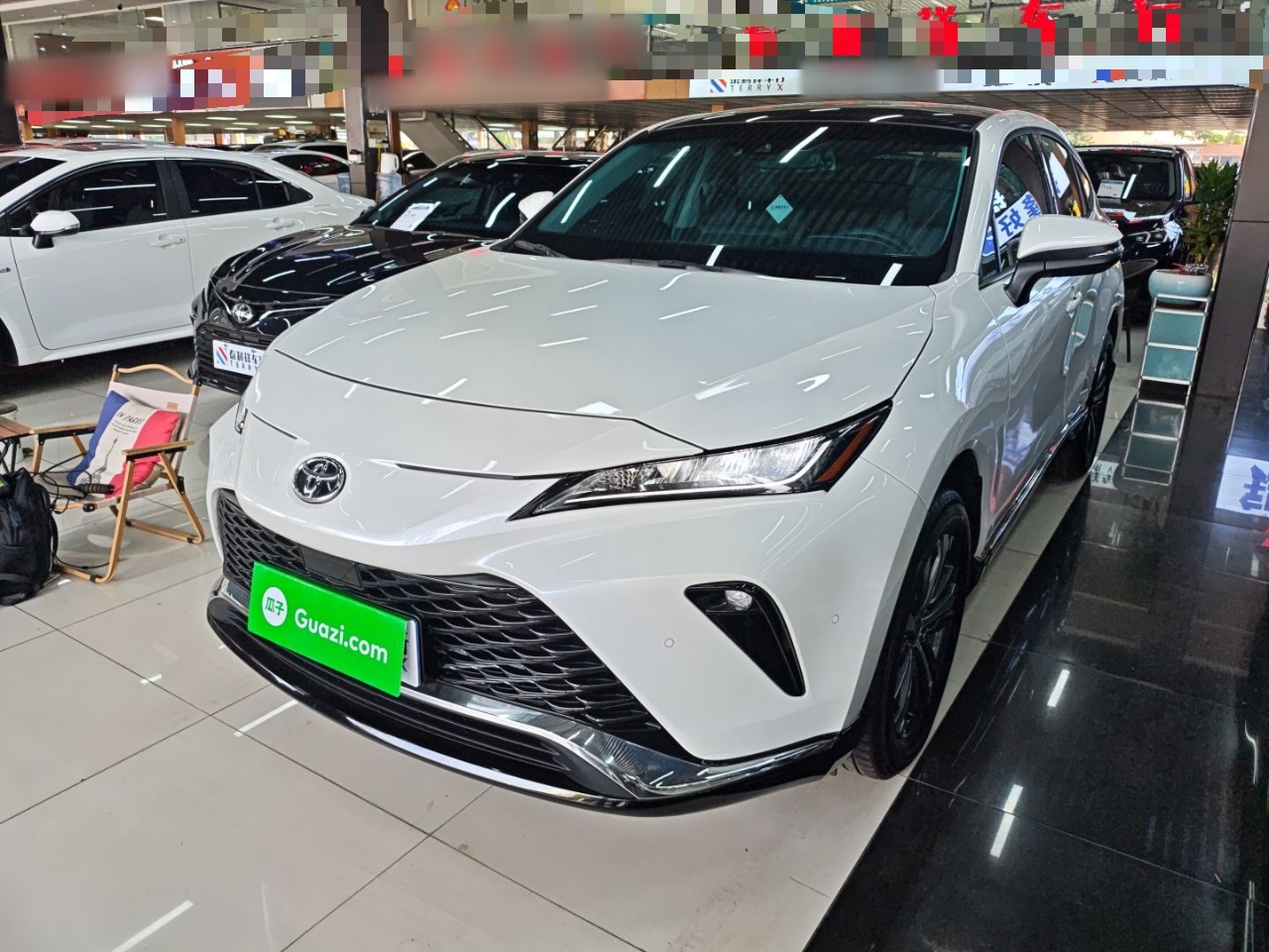 Под передней частью автомобиля