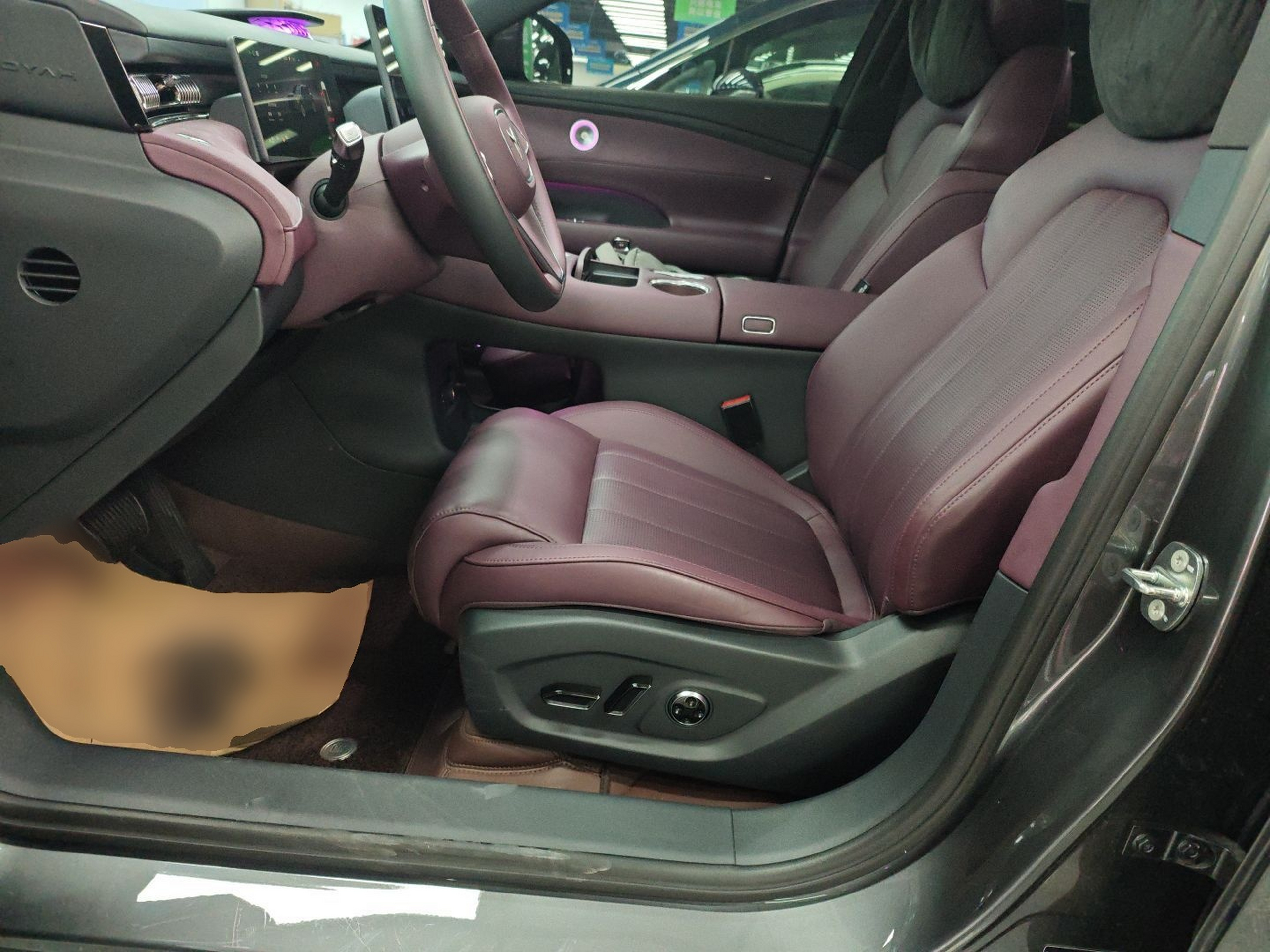 المقاعد الأمامية داخل السيارة