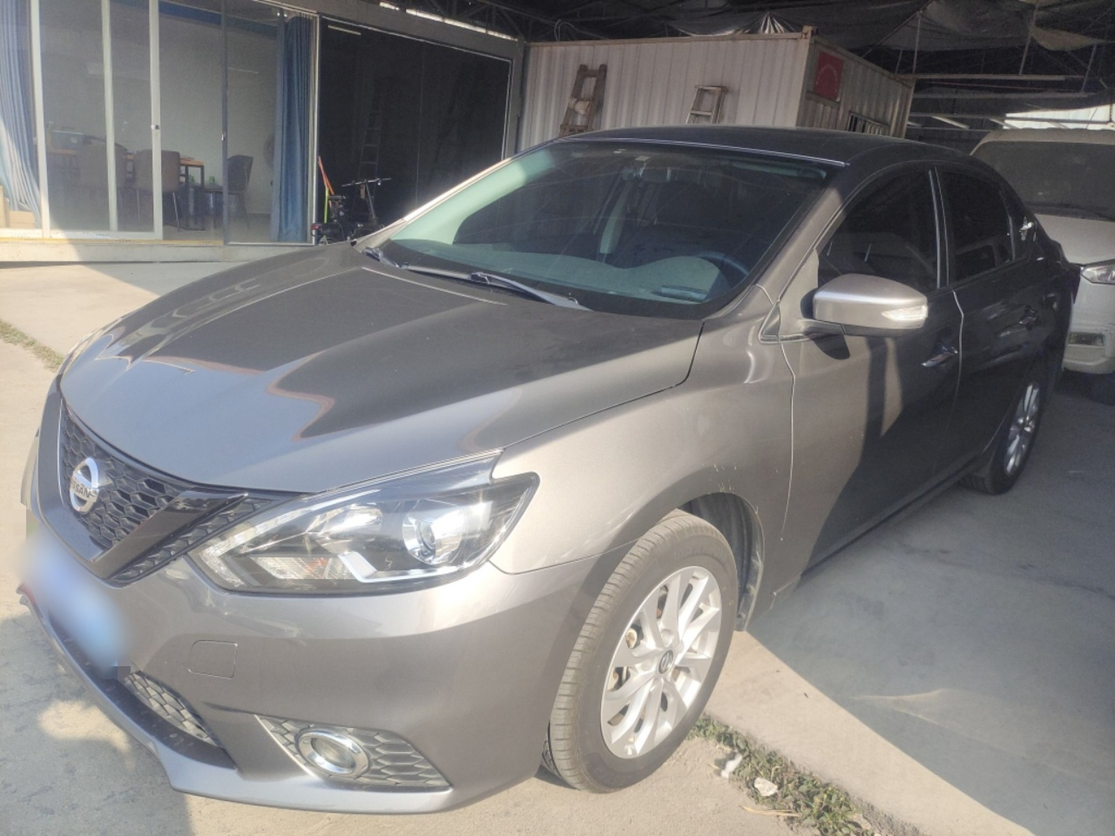 Под передней частью автомобиля