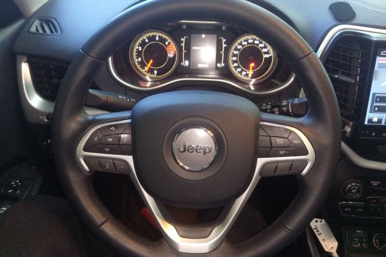 Used  Cherokee 2016 2.4L Leading Edition