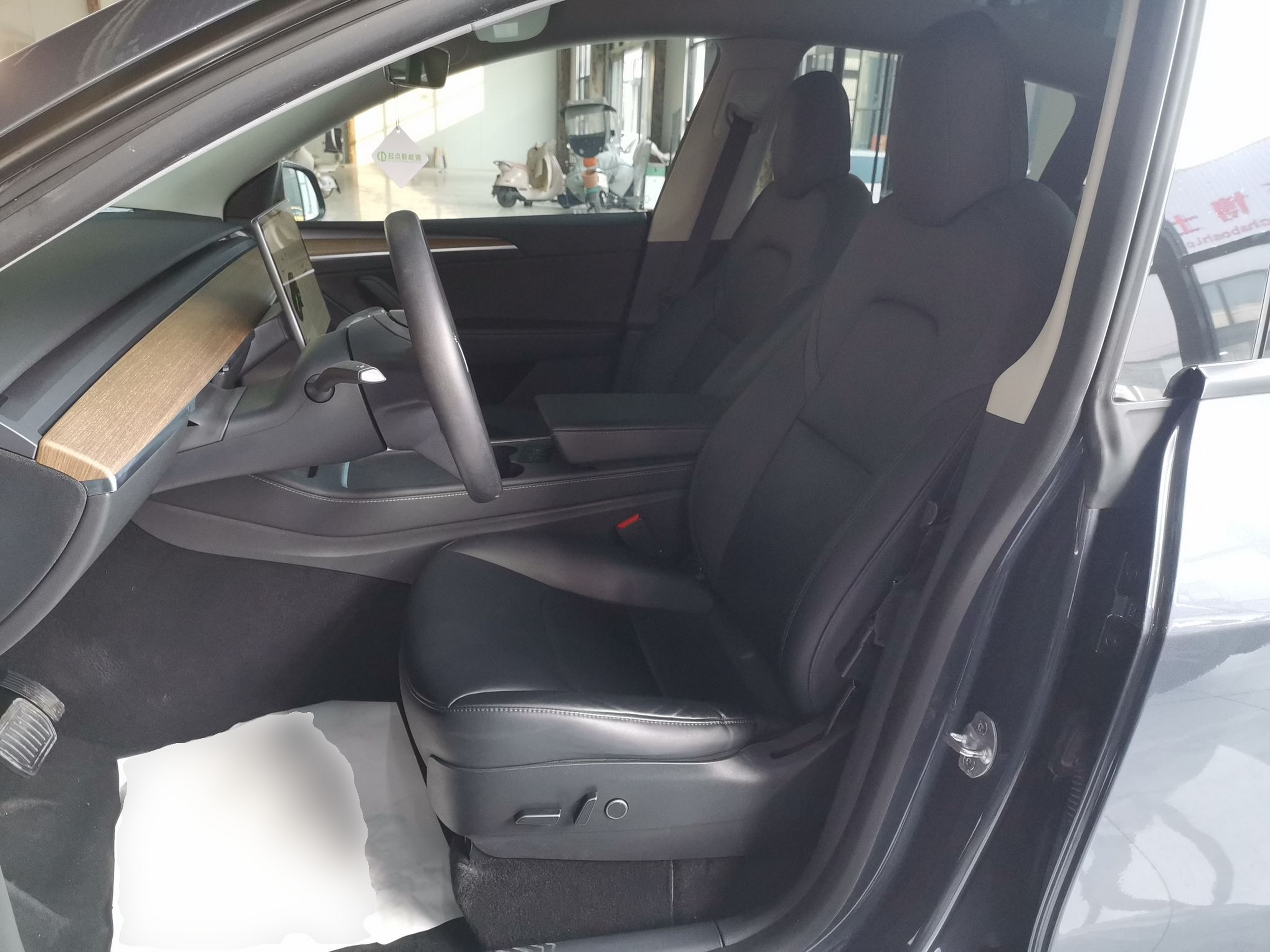 Переднее сиденье в автомобиле