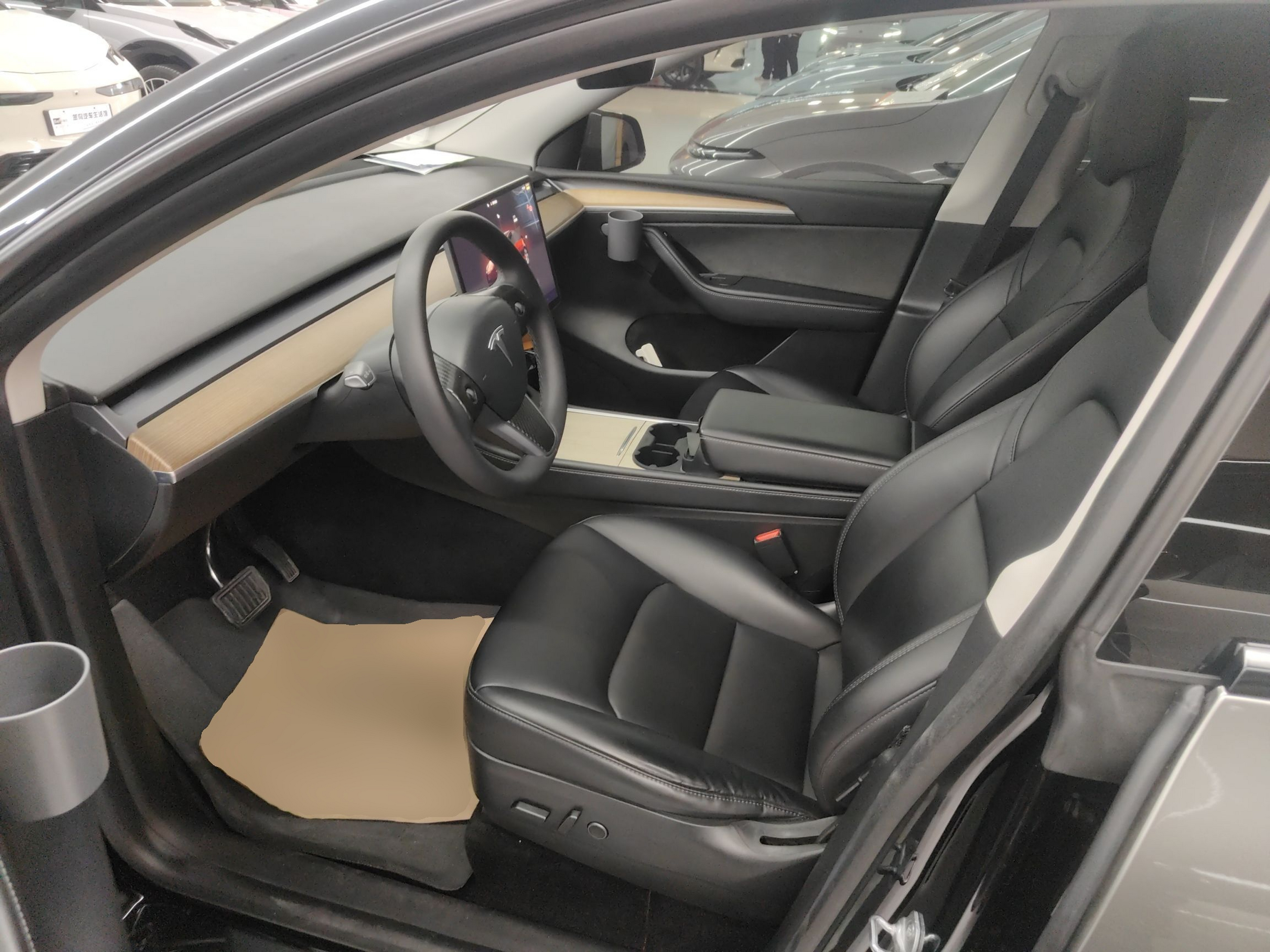 Переднее сиденье в автомобиле