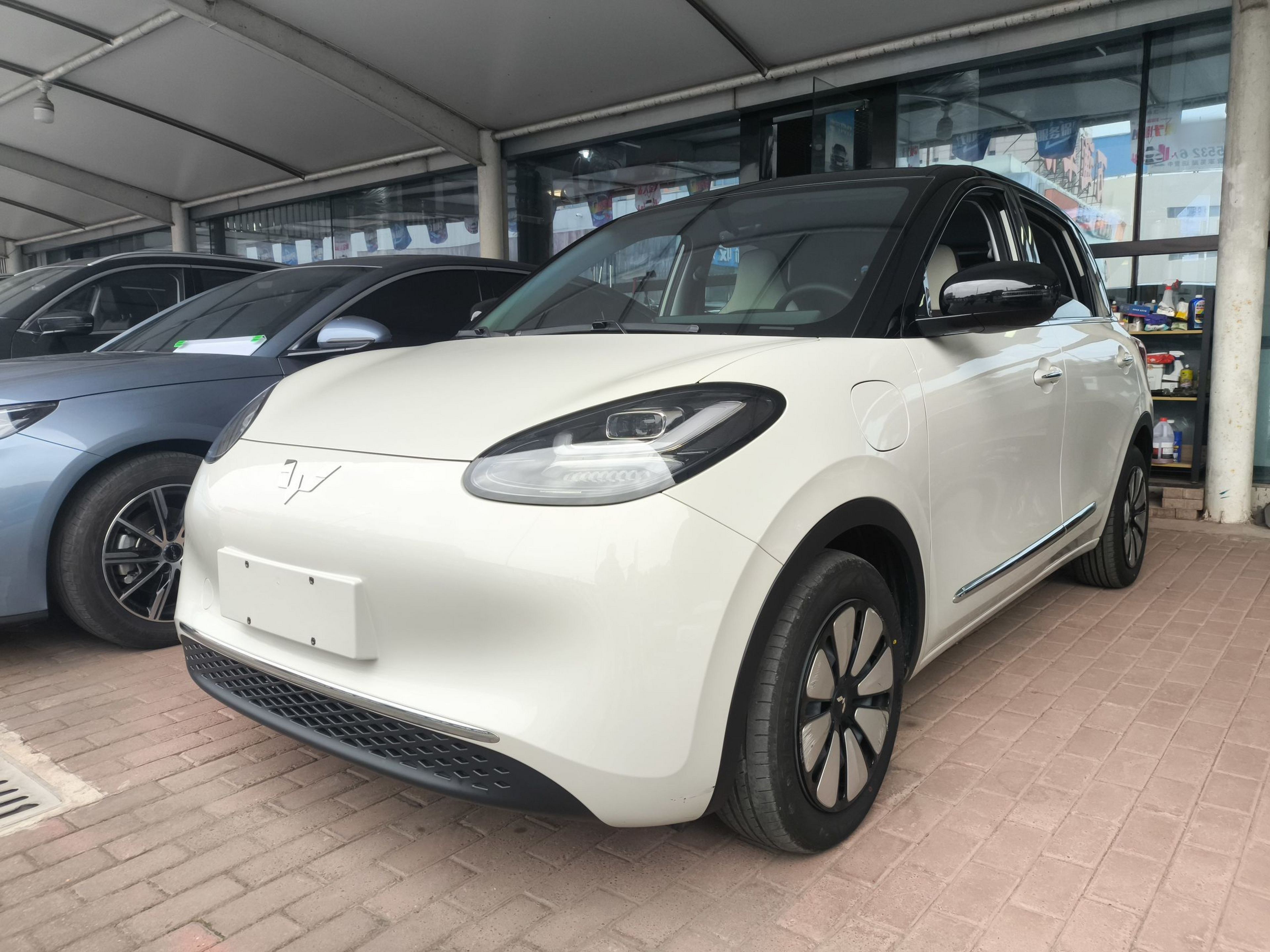 تحت مقدمة السيارة