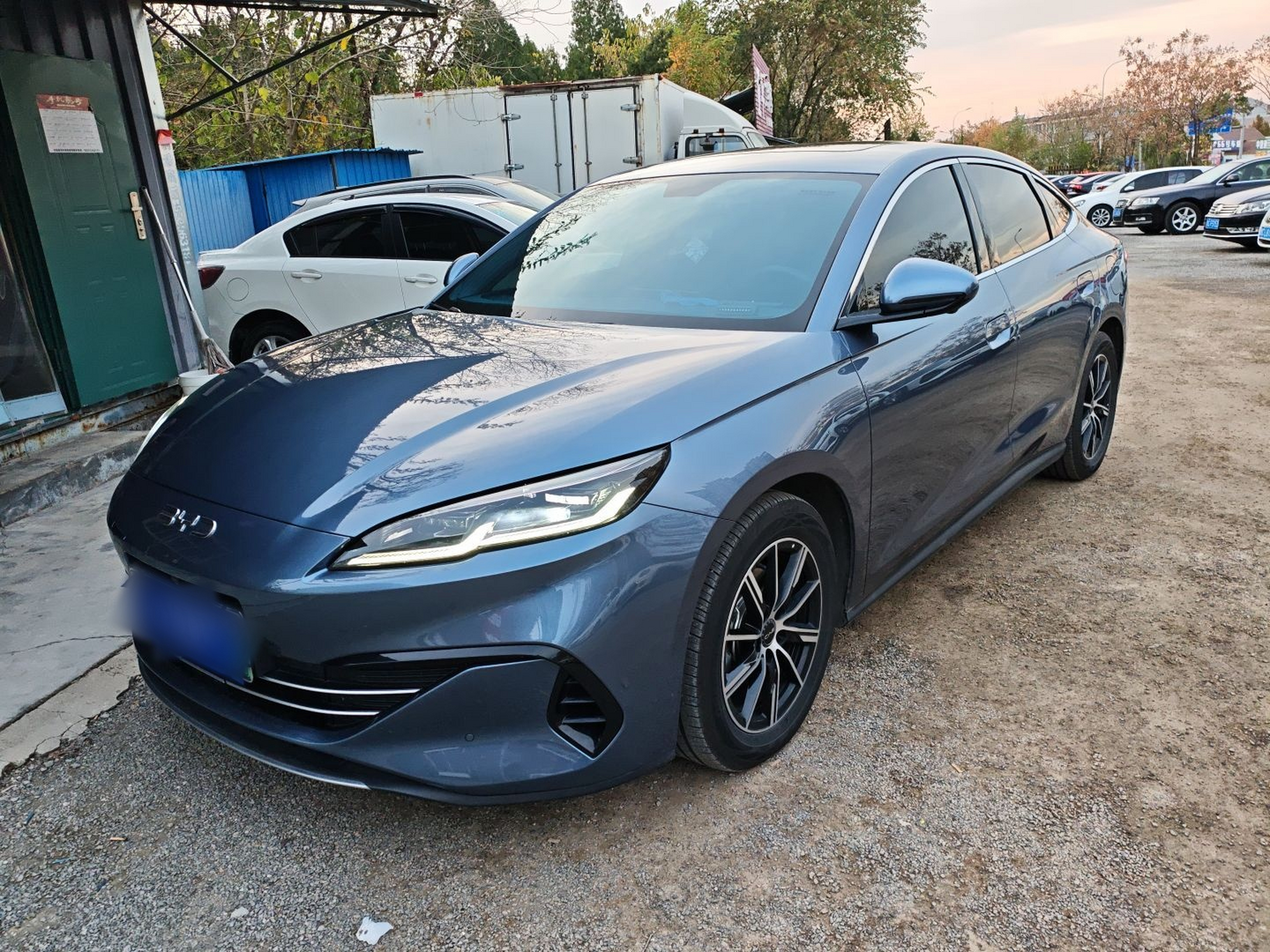 تحت مقدمة السيارة