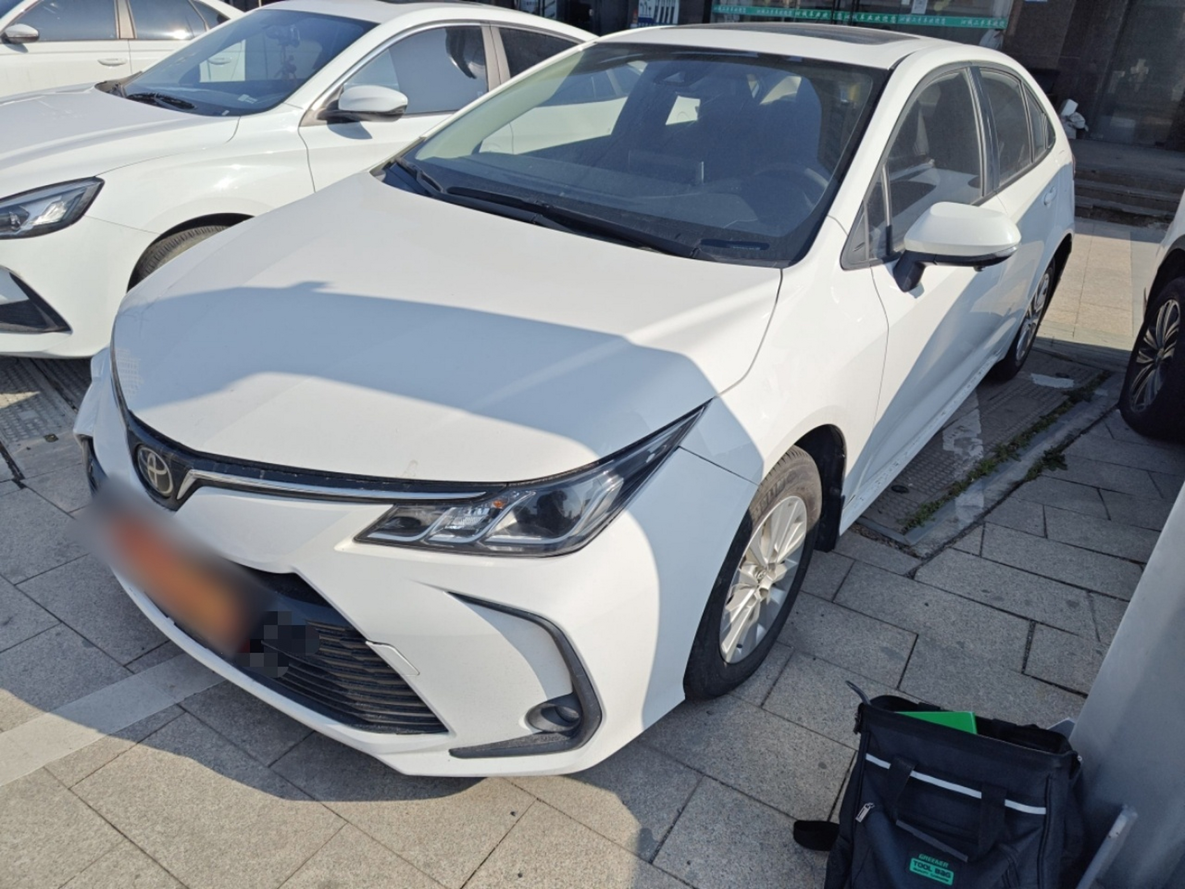 تحت مقدمة السيارة