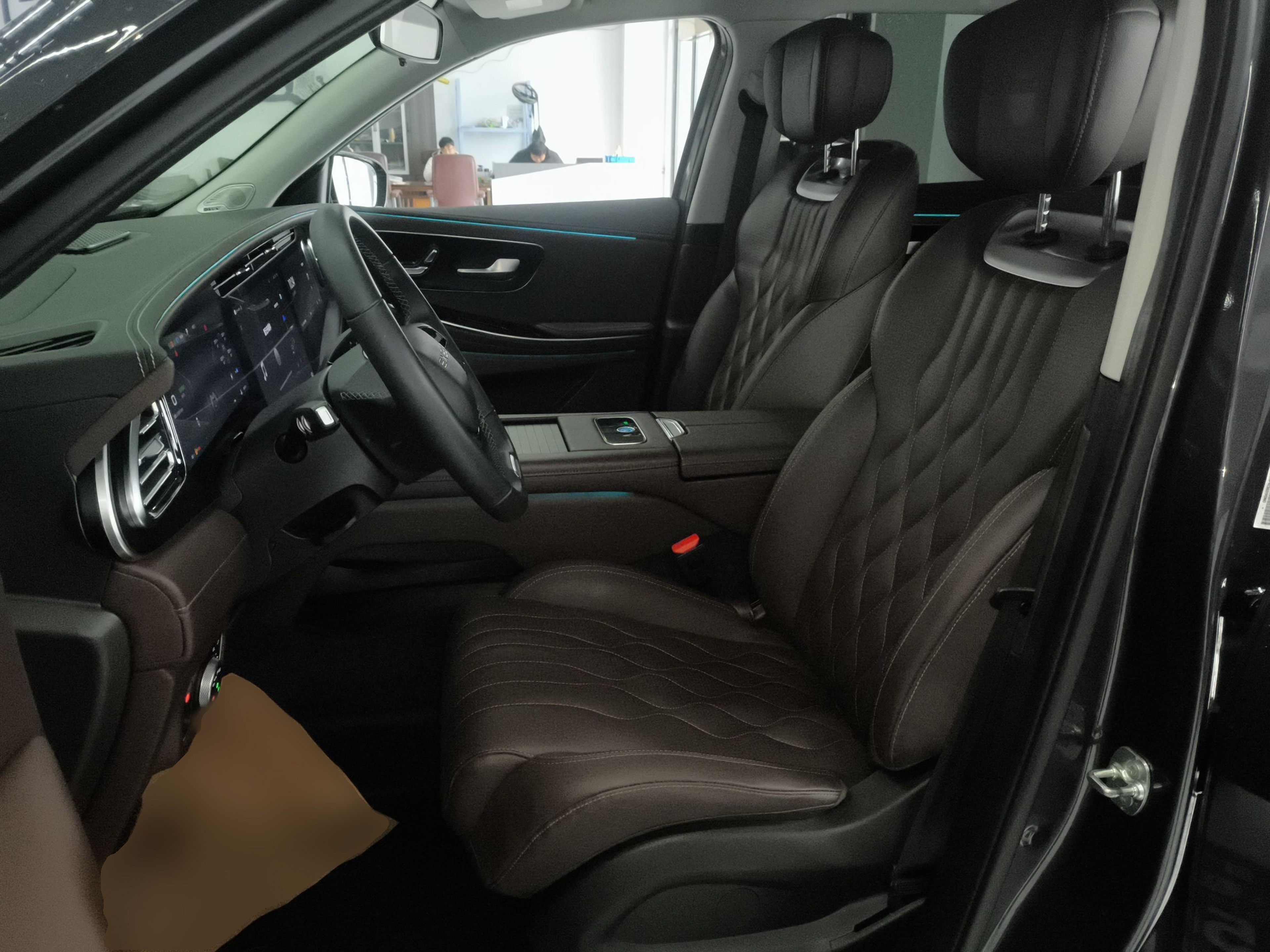 Переднее сиденье в автомобиле