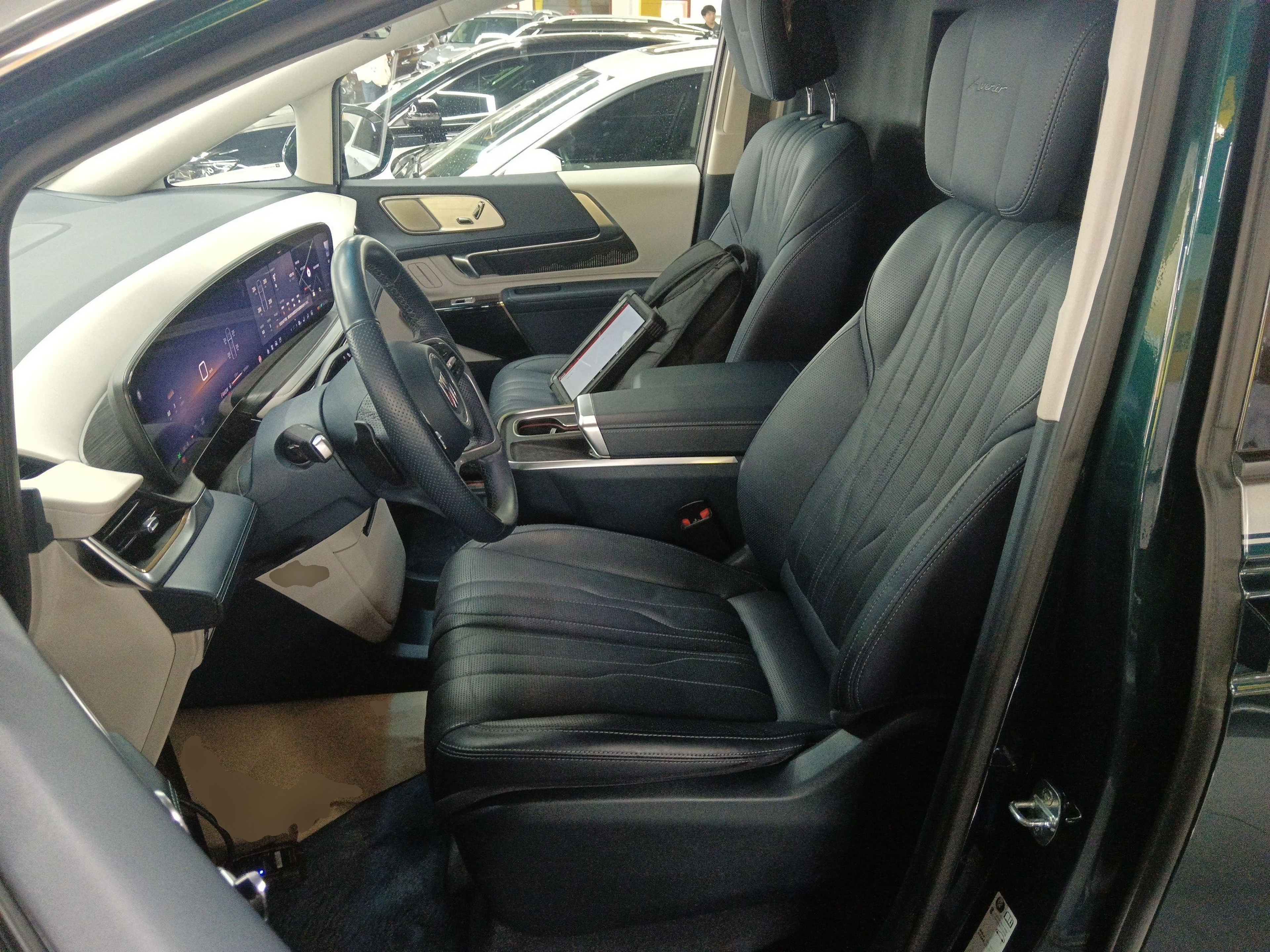 Переднее сиденье в автомобиле