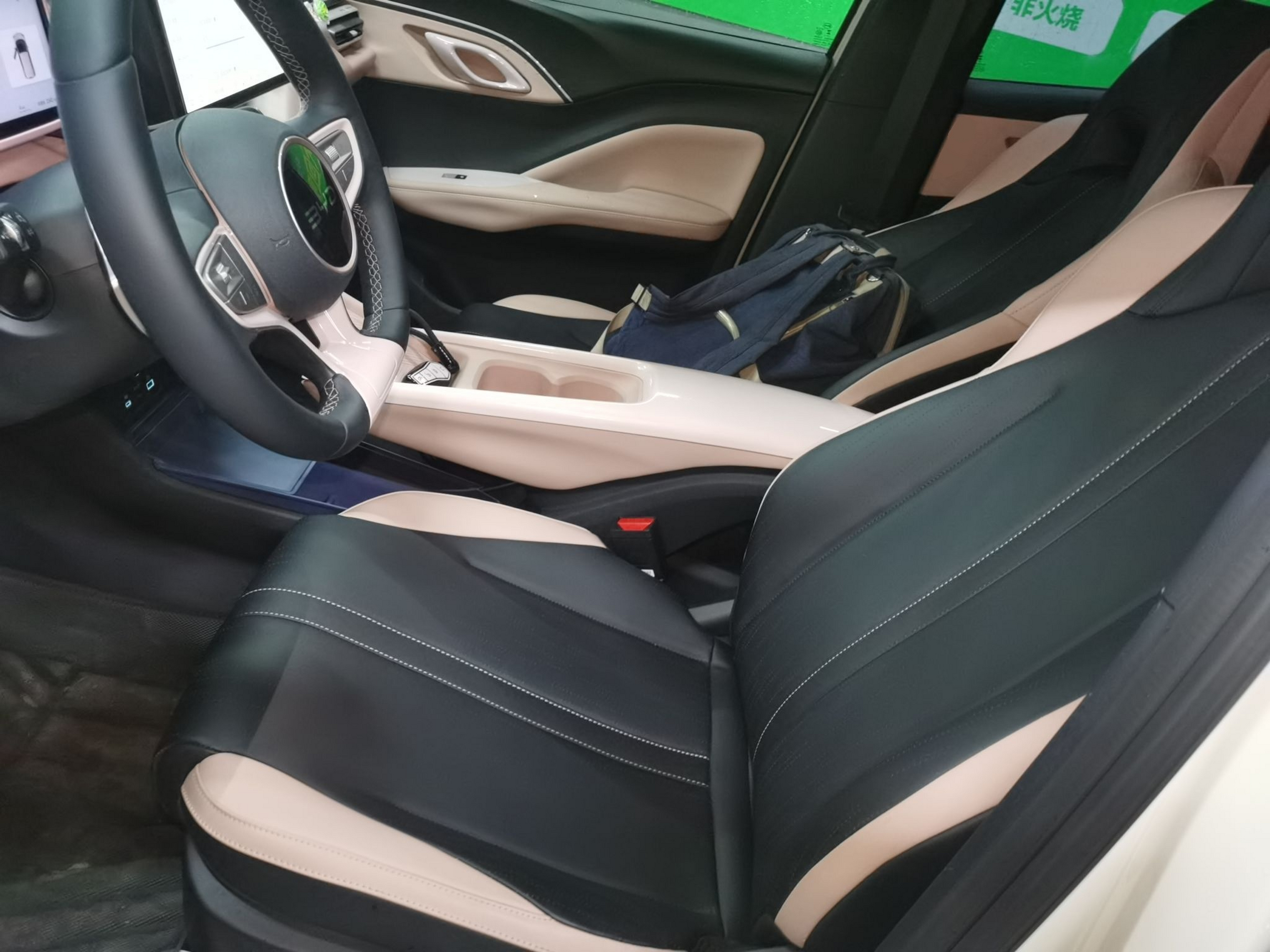 المقاعد الأمامية داخل السيارة