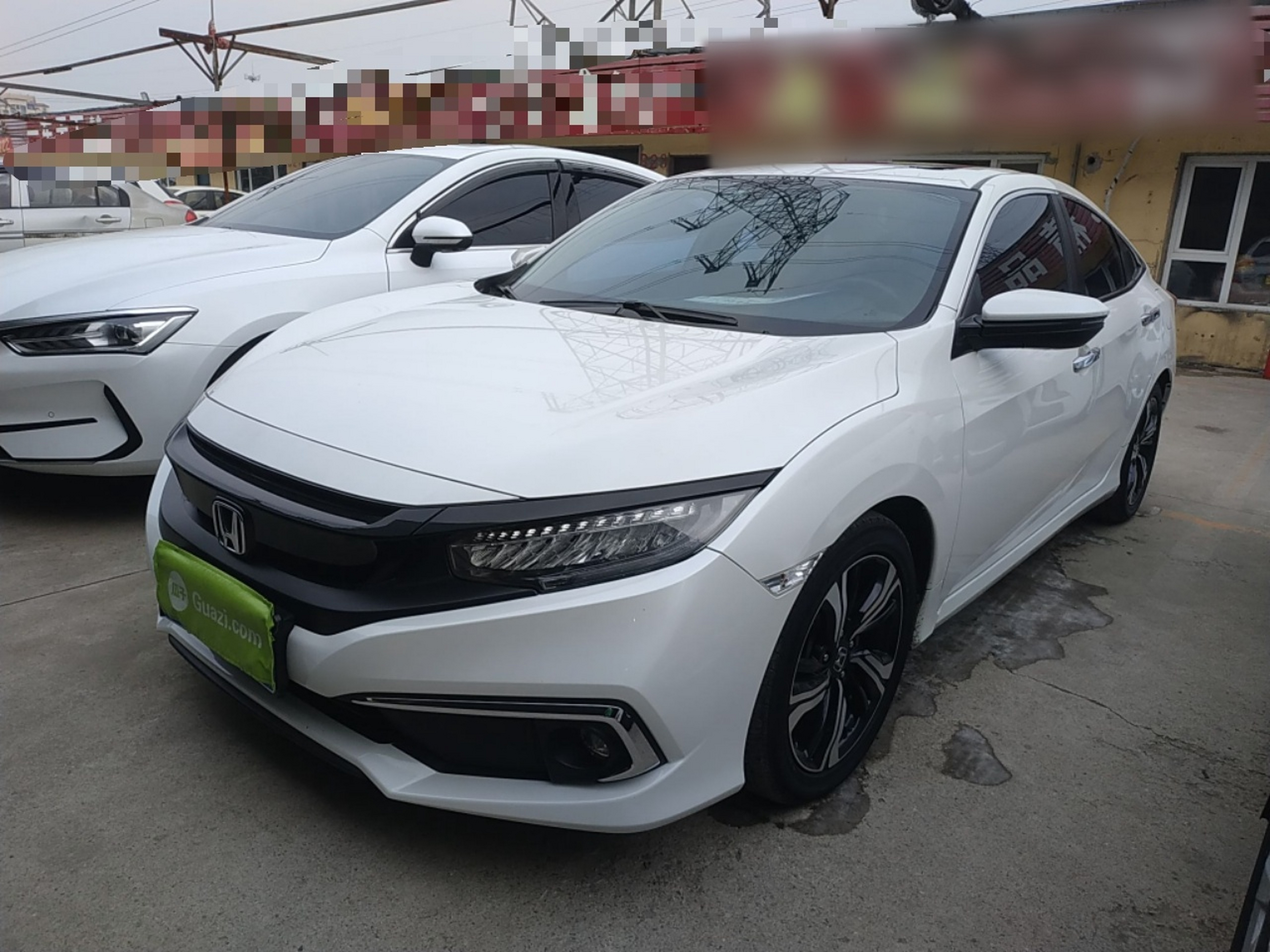 تحت مقدمة السيارة