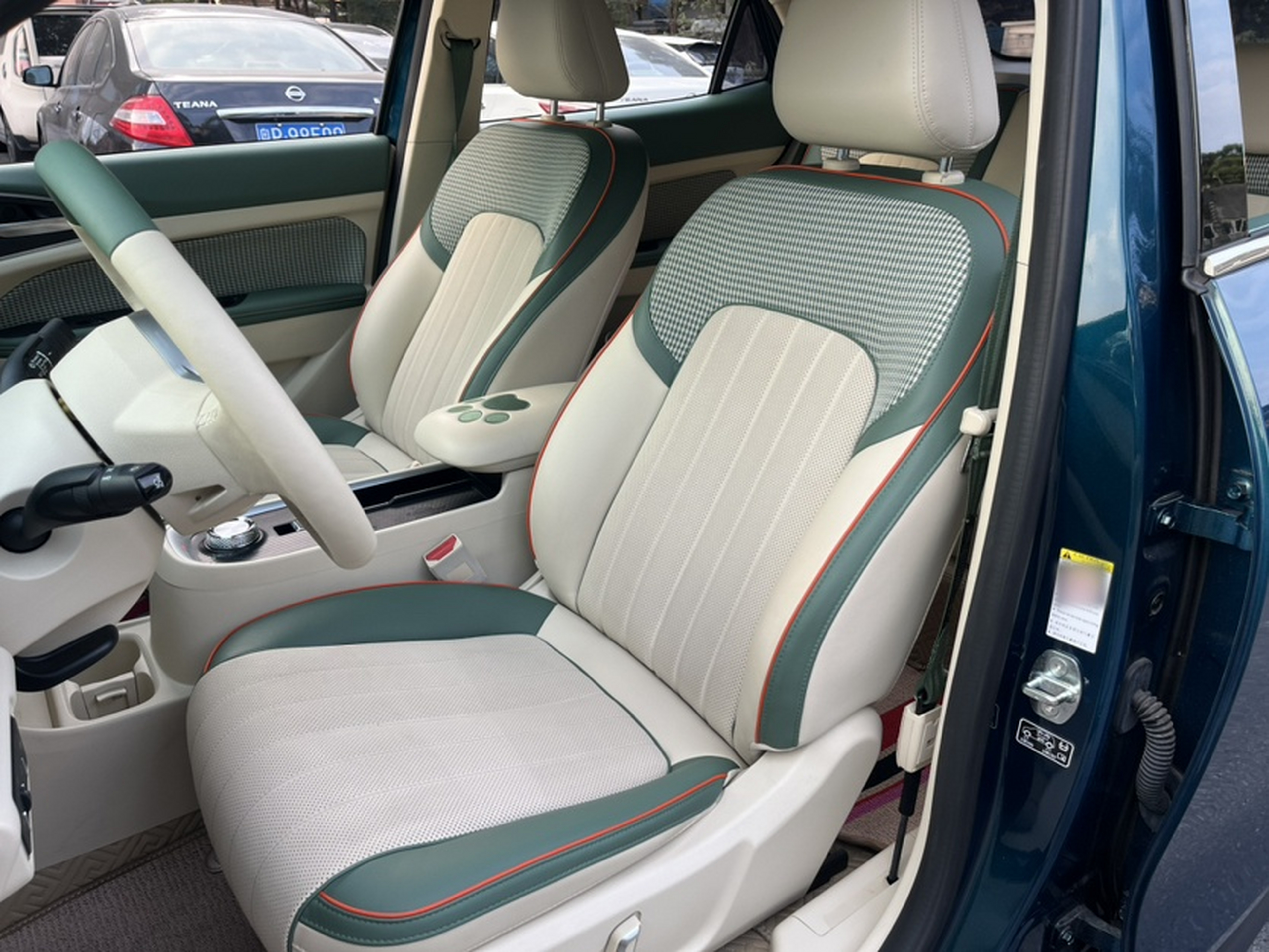 Переднее сиденье в автомобиле