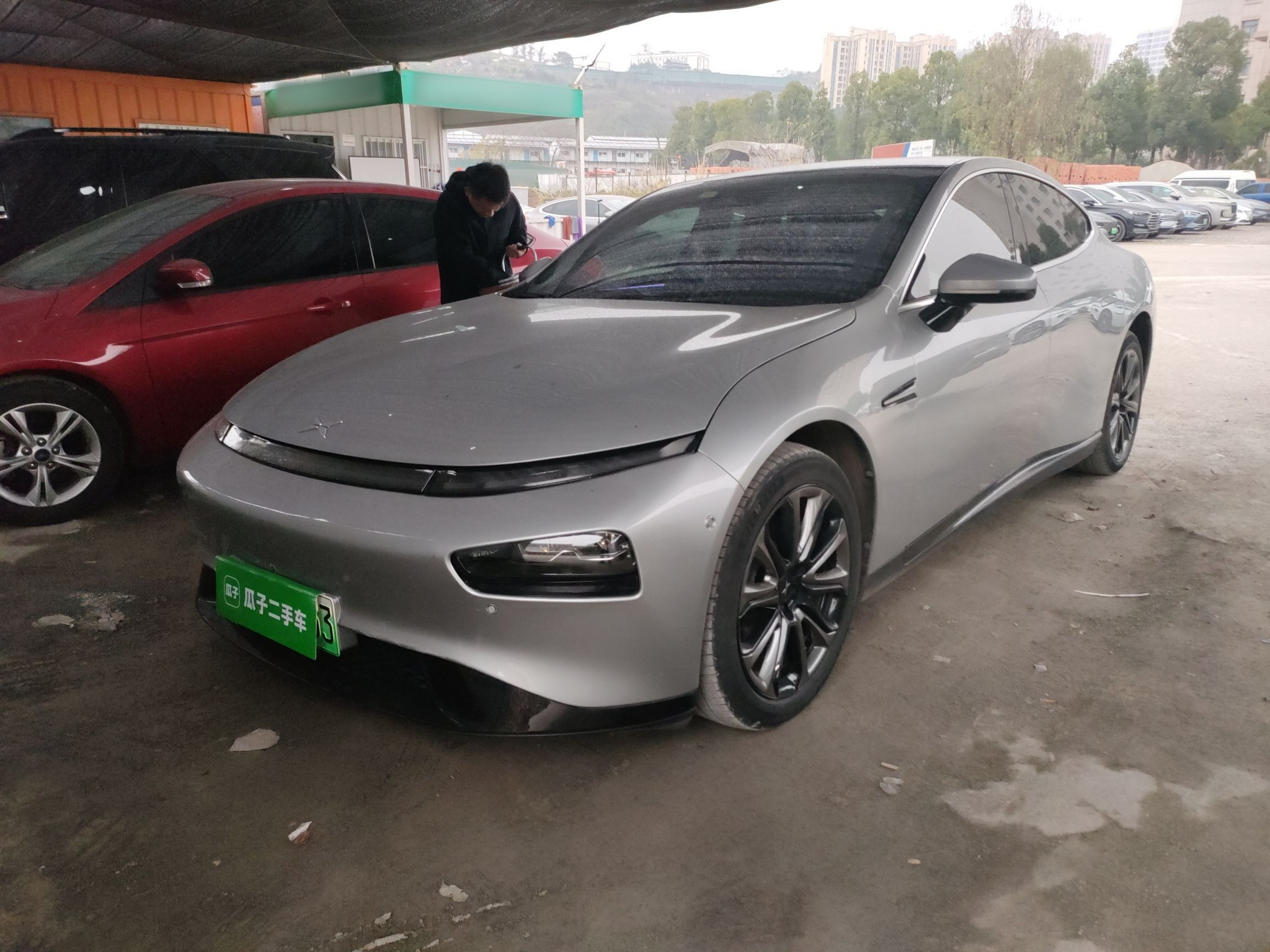 Под передней частью автомобиля