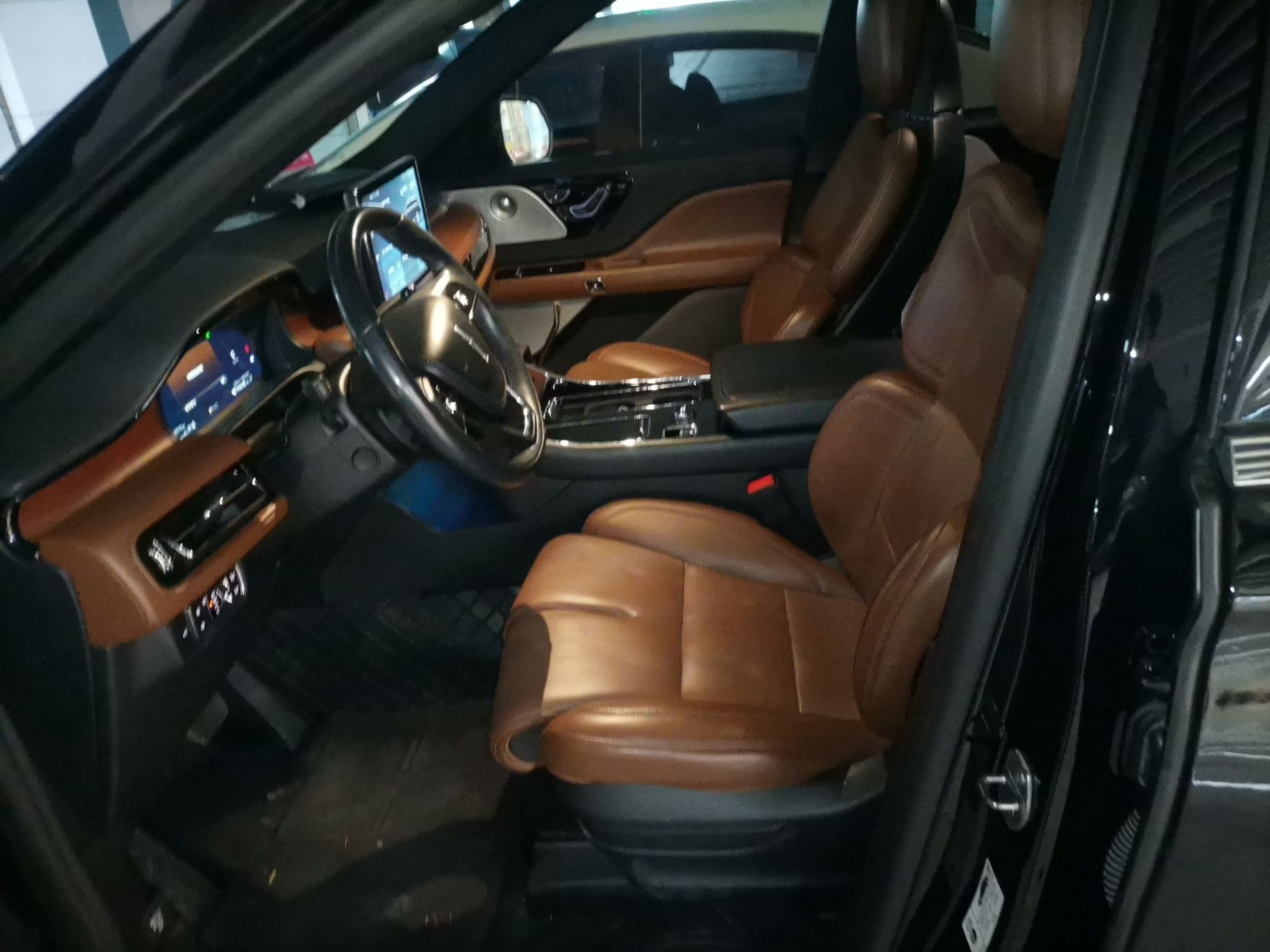 المقاعد الأمامية داخل السيارة