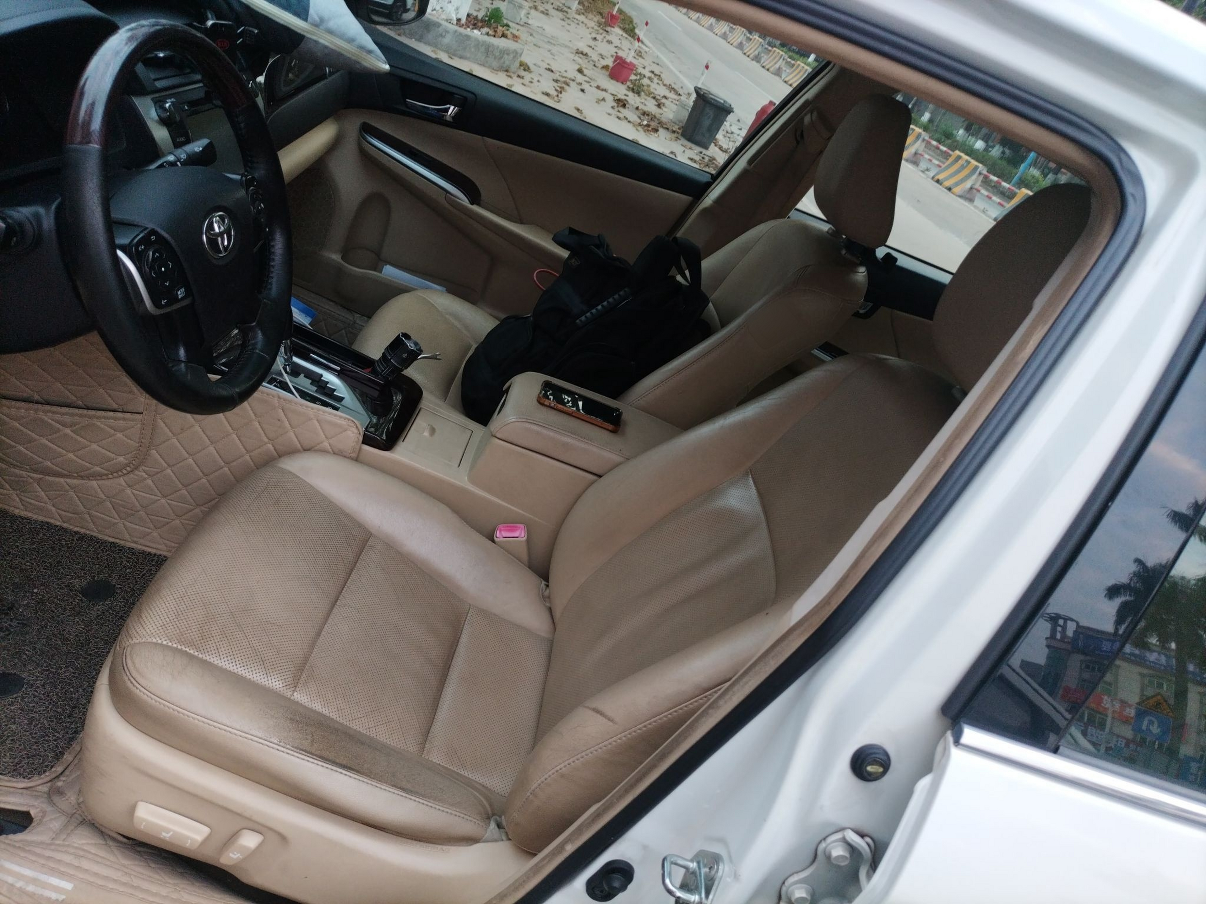 Переднее сиденье в автомобиле