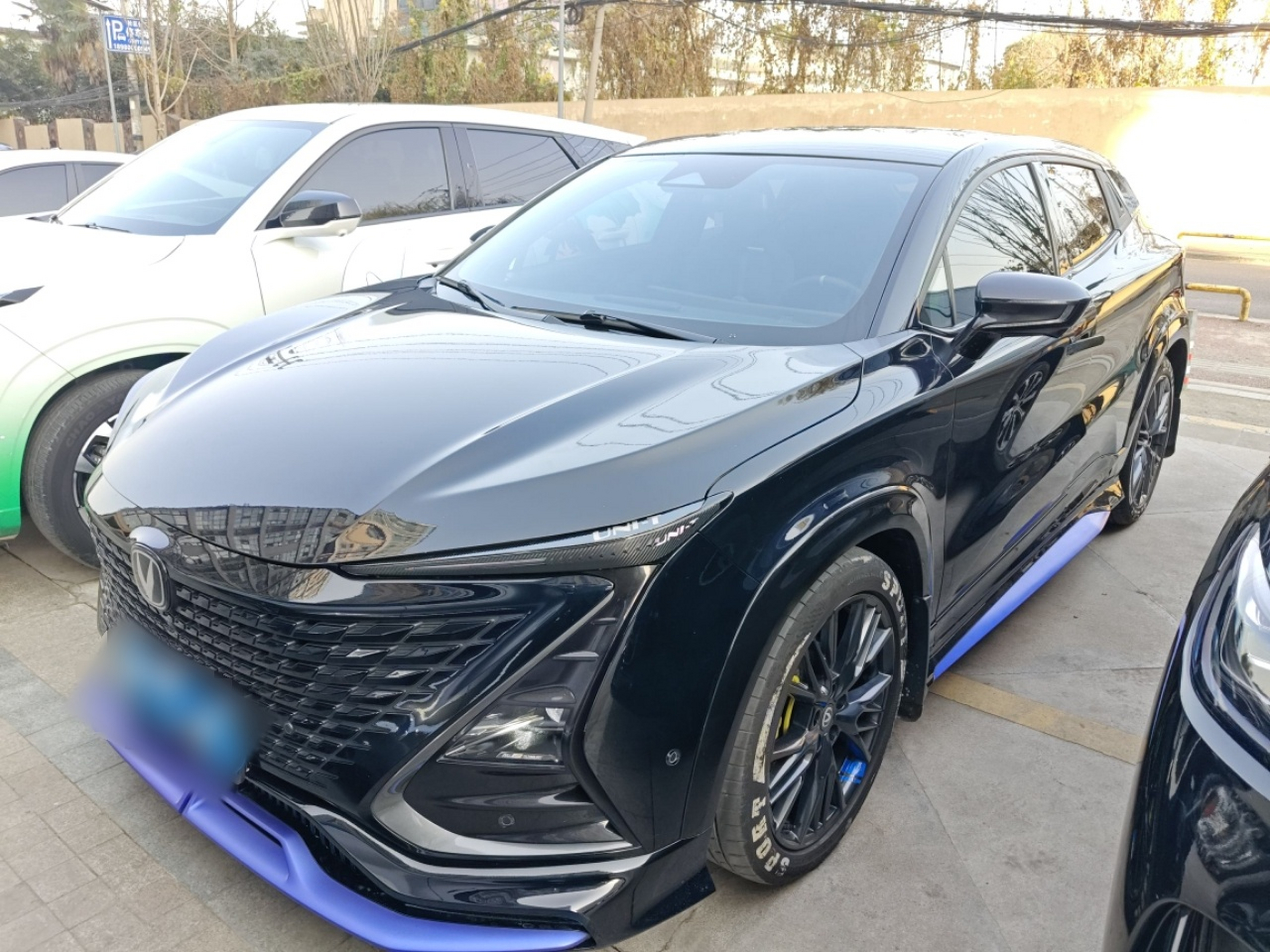 Под передней частью автомобиля