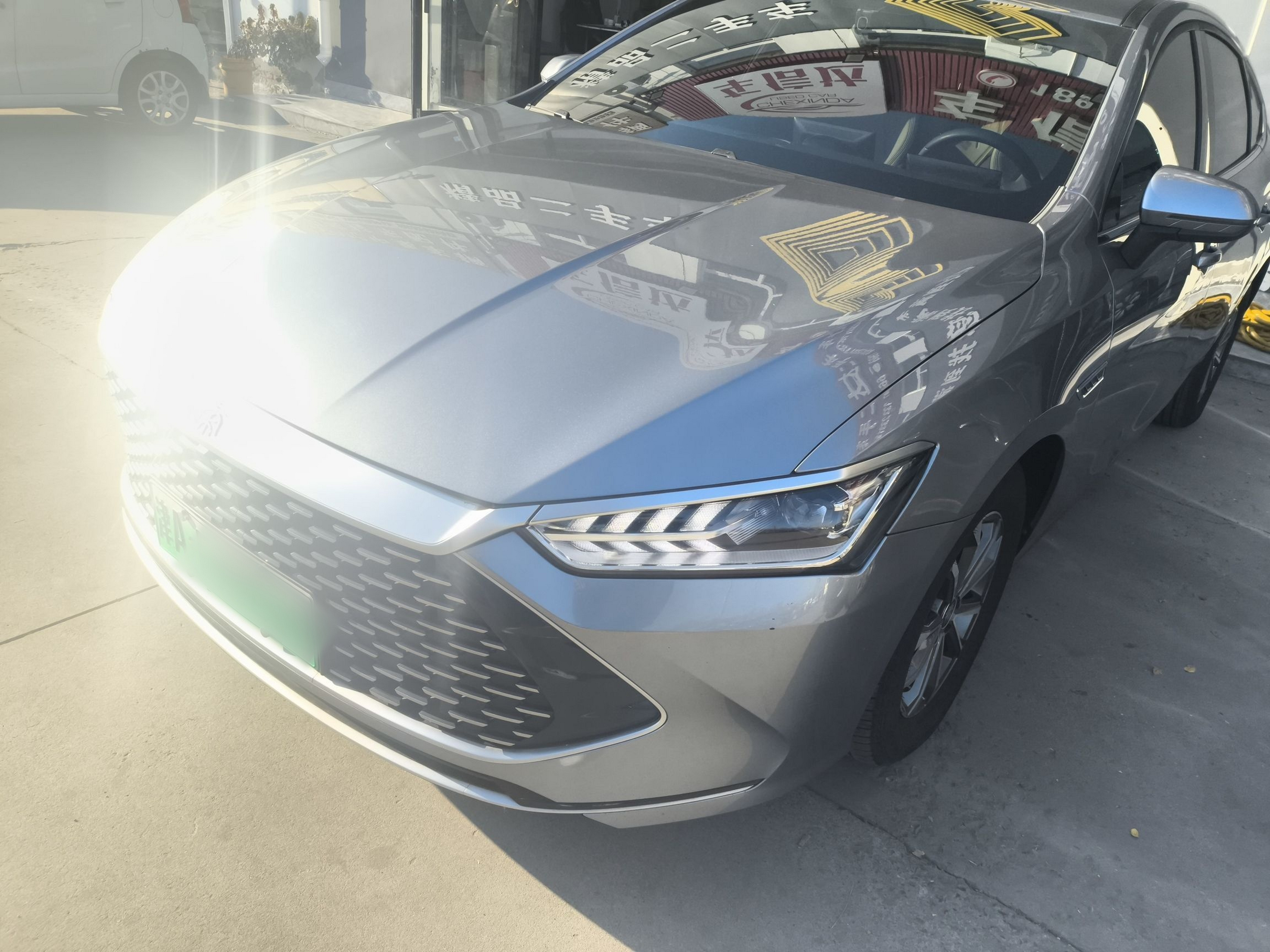 تحت مقدمة السيارة