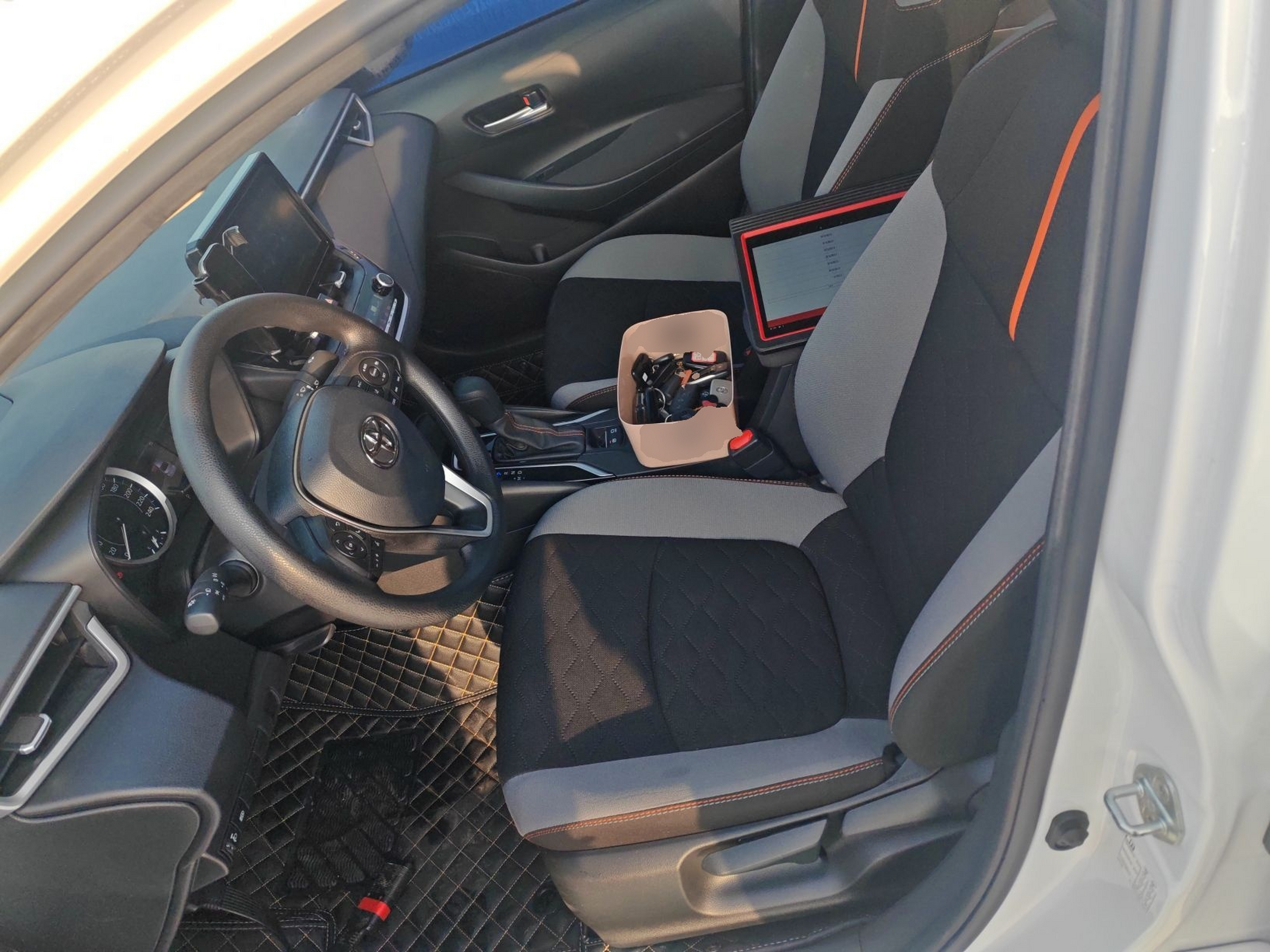 المقاعد الأمامية داخل السيارة