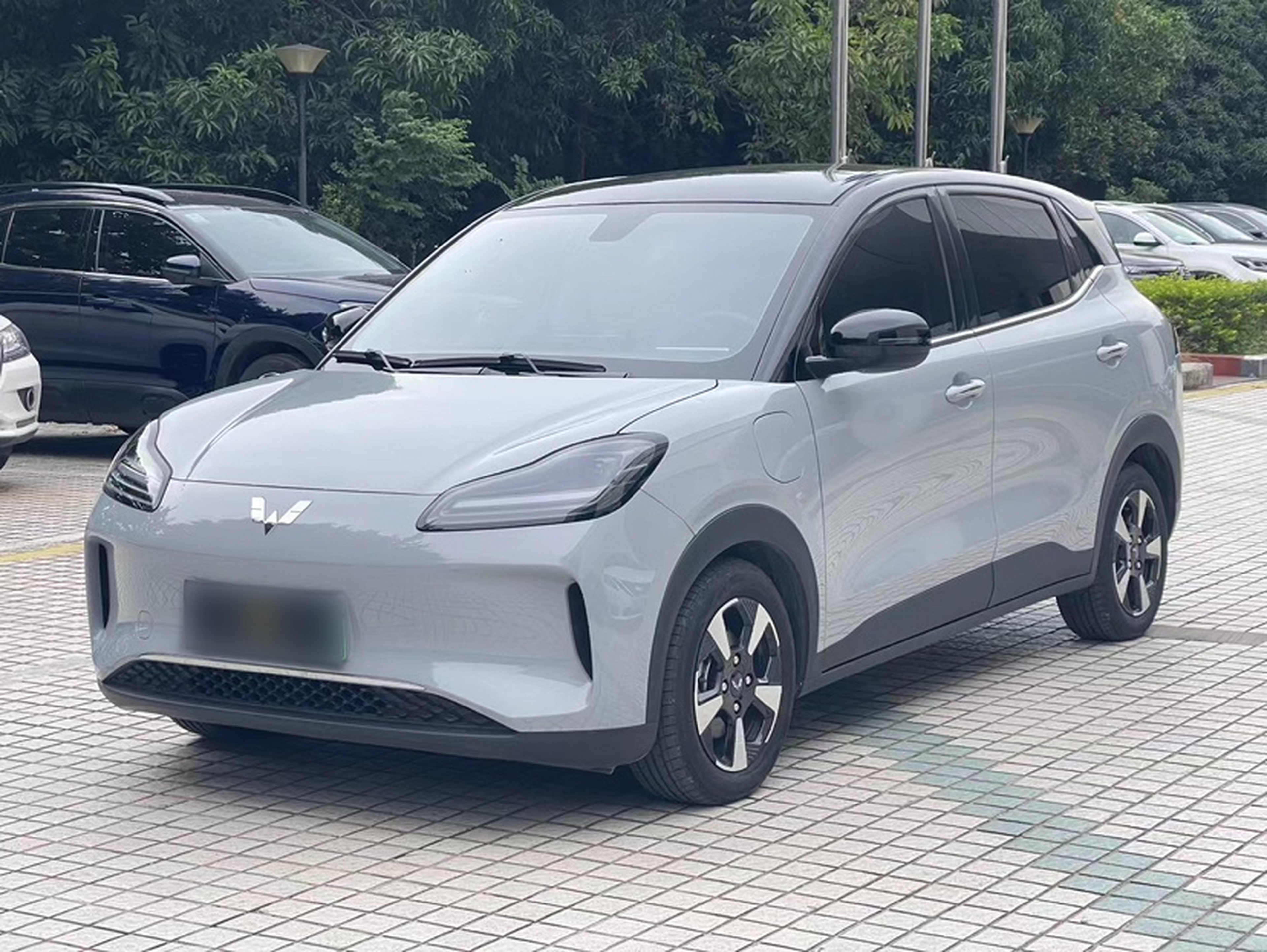 Под передней частью автомобиля