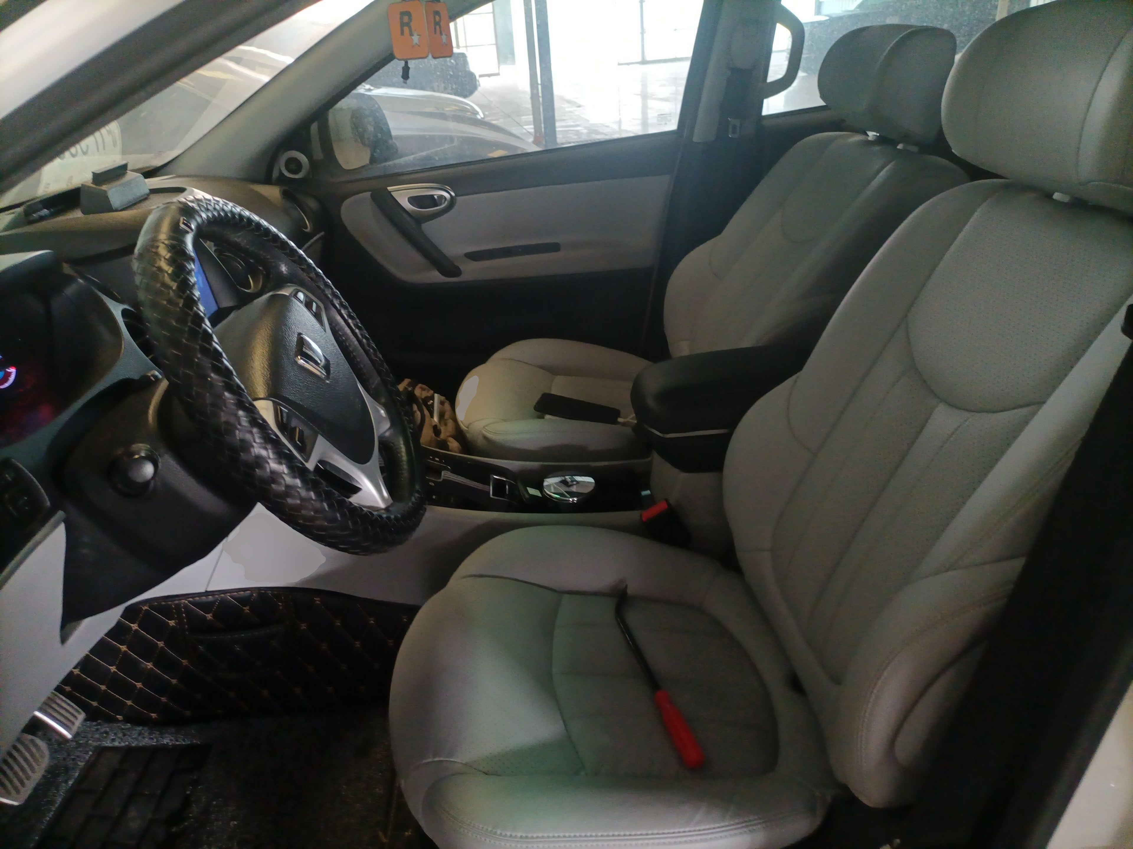 Переднее сиденье в автомобиле