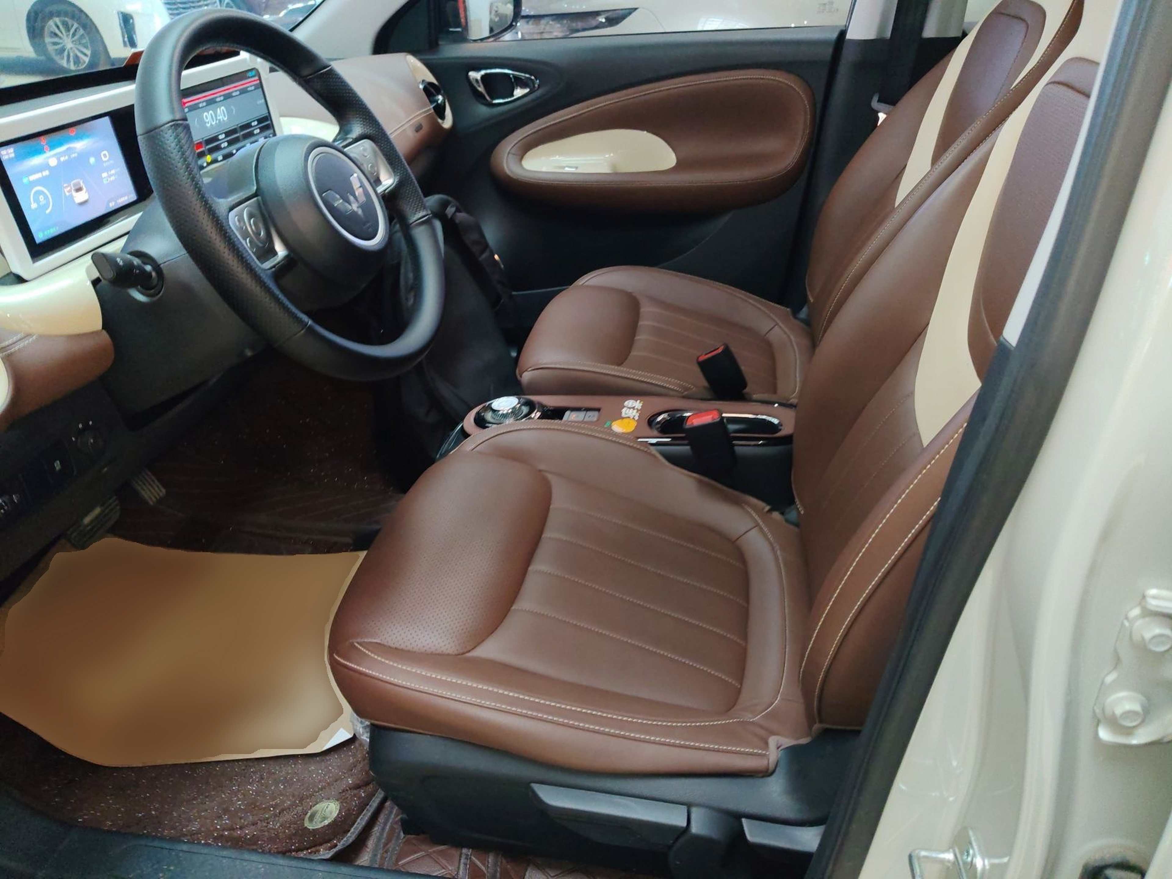 المقاعد الأمامية داخل السيارة