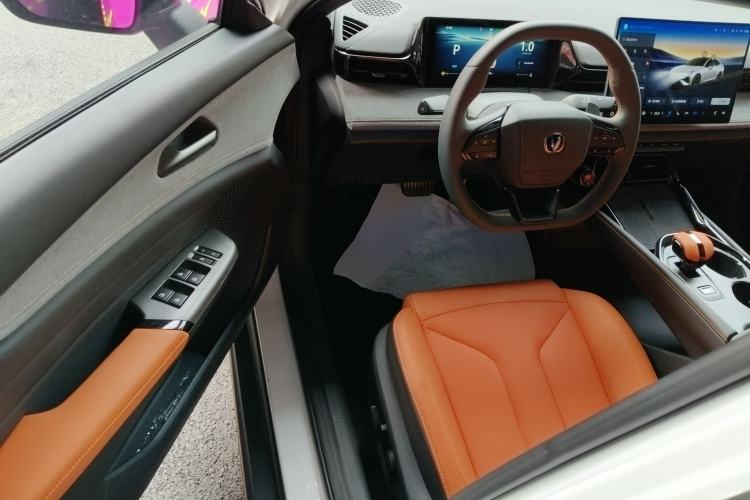 Used Changan UNI-V 2025 Model Third-Generation 2.0T Dynamic Edition
