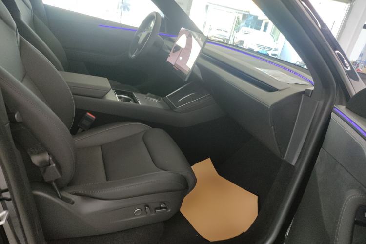 Used Tesla Model Y L 2025 Long-Range All-Wheel-Drive Version
