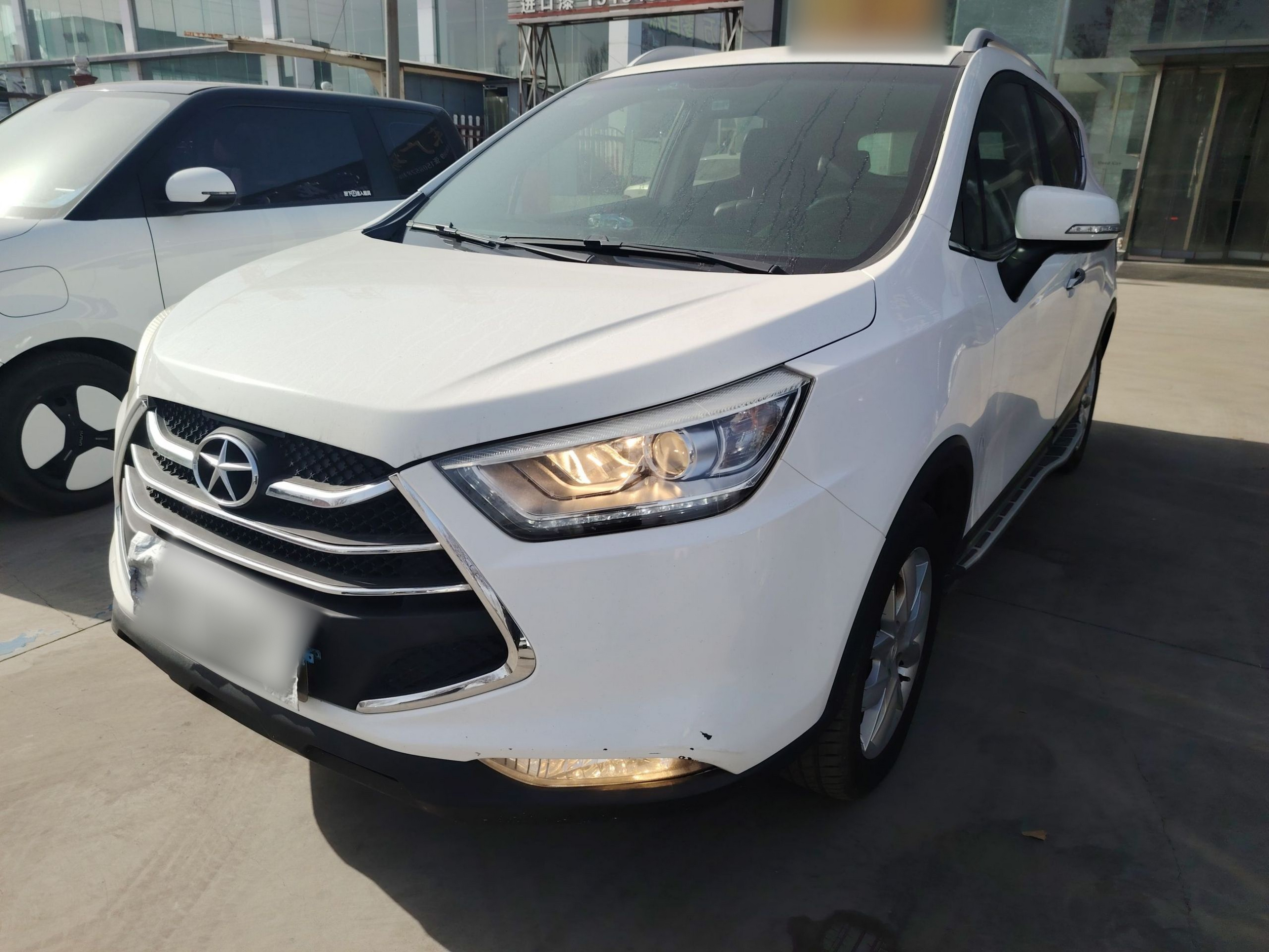 تحت مقدمة السيارة