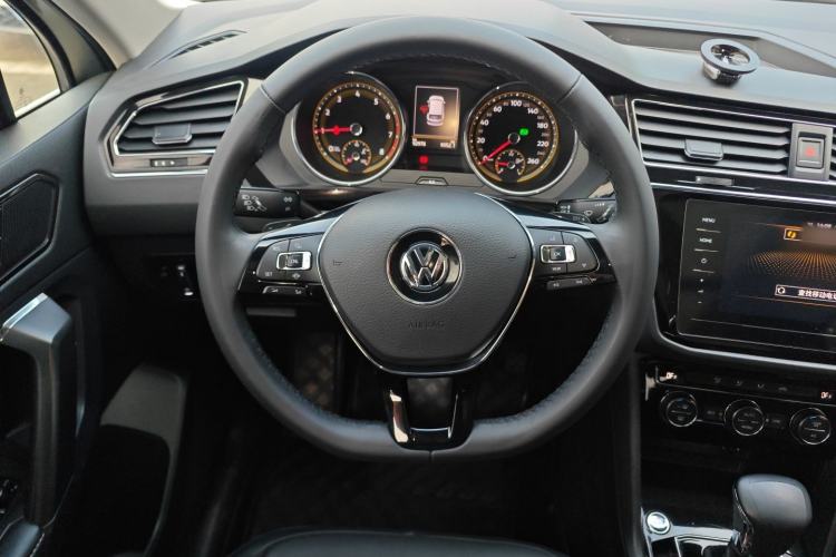 Used Volkswagen Tiguan L 2020 330TSI Automatic Two-Wheel Drive Panoramic Comfort Edition China VI Standard
