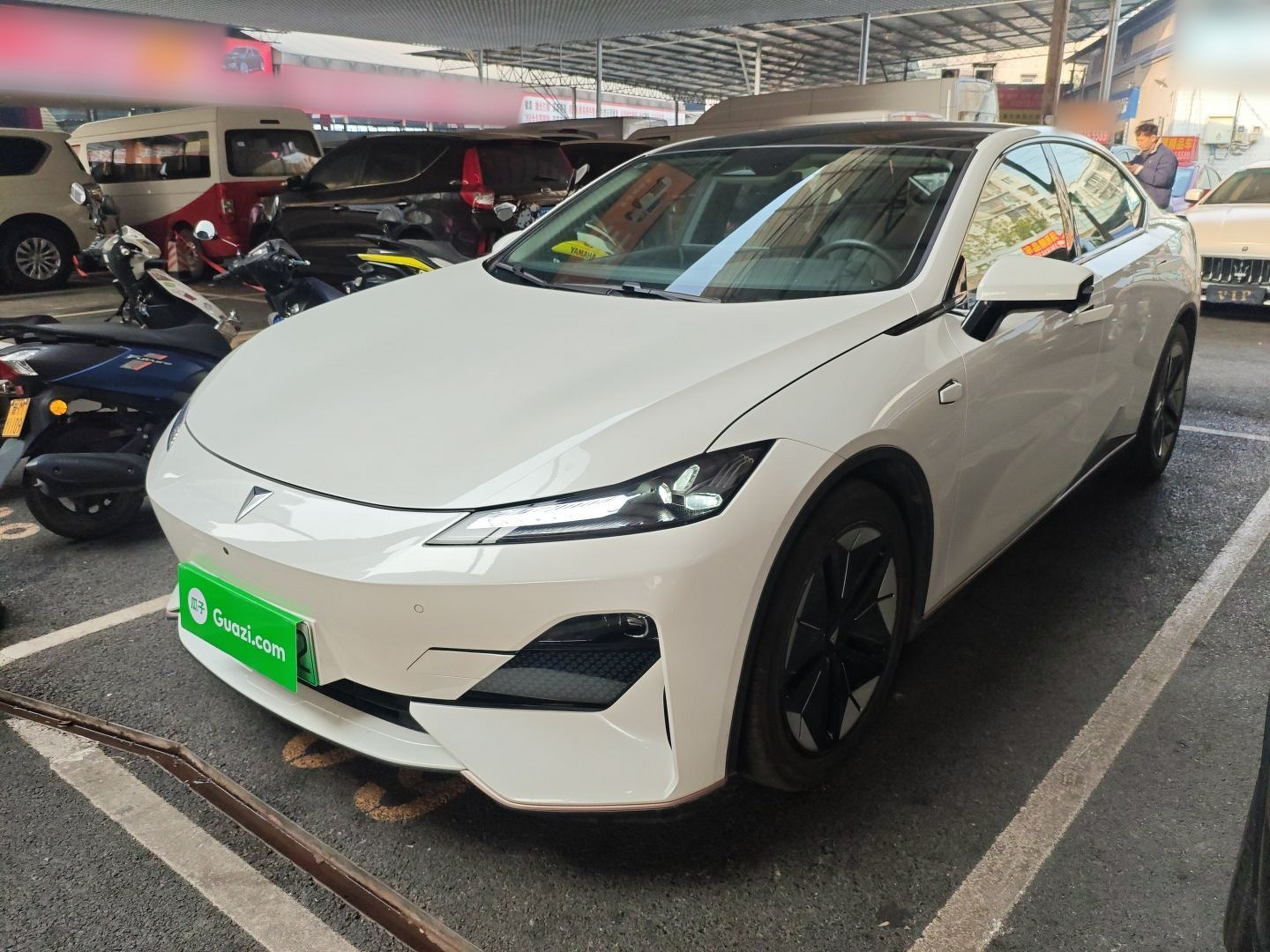 تحت مقدمة السيارة