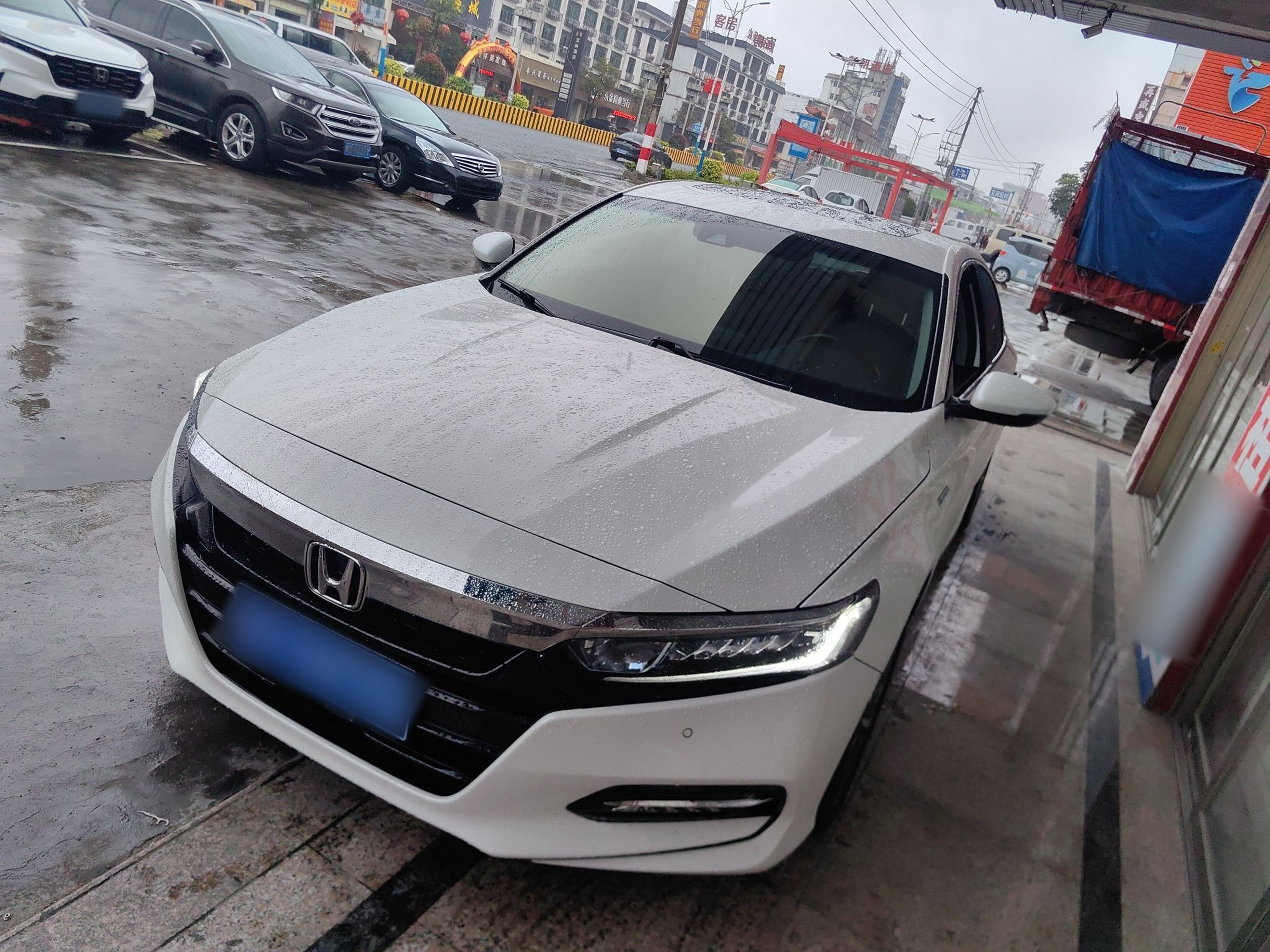 تحت مقدمة السيارة