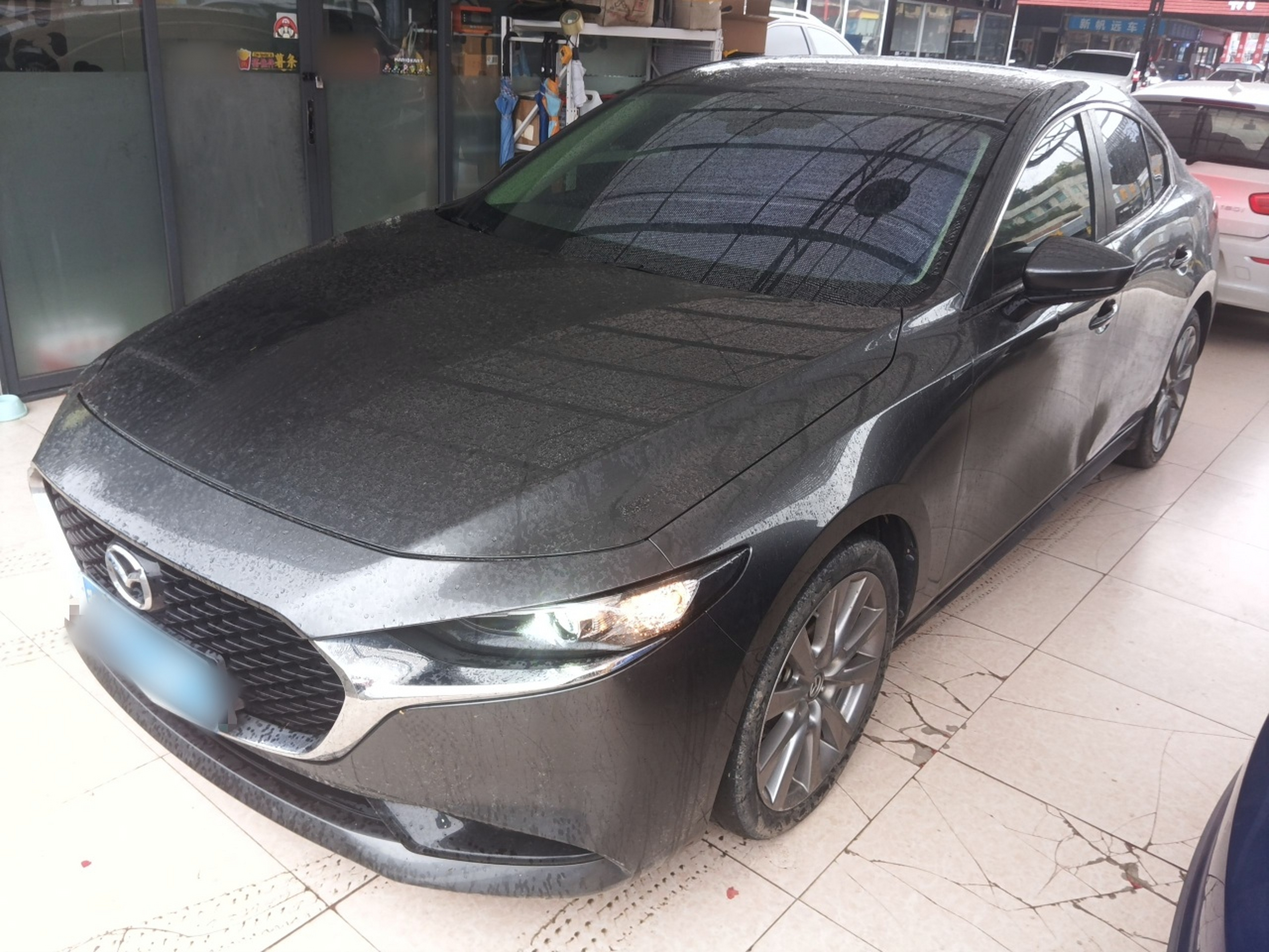 تحت مقدمة السيارة