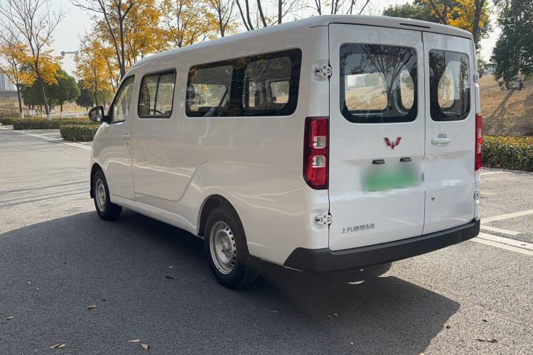 Used Wuling Yangguang 2024 300KM Comfort Version Passenger Van 75kW