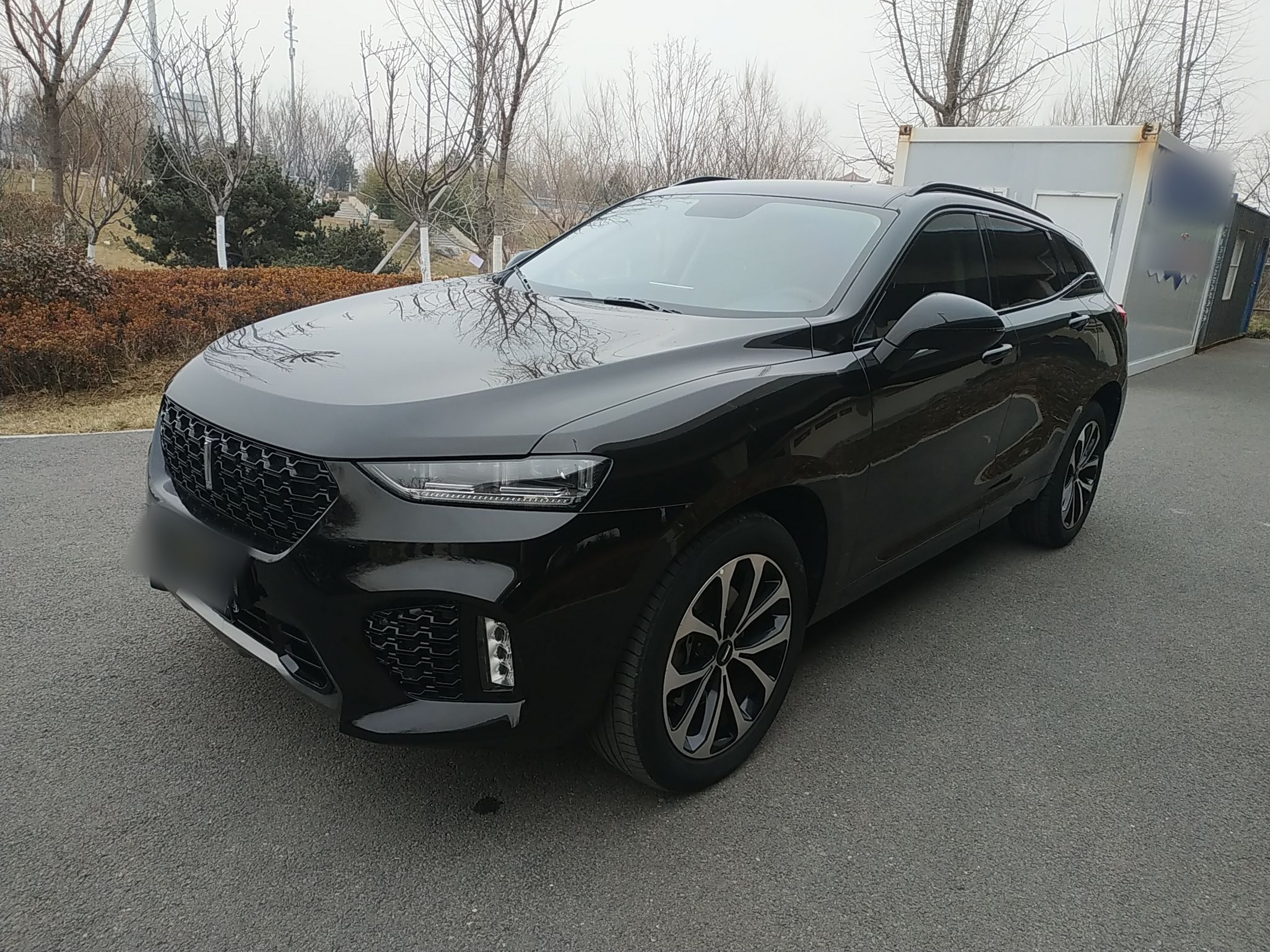 Под передней частью автомобиля