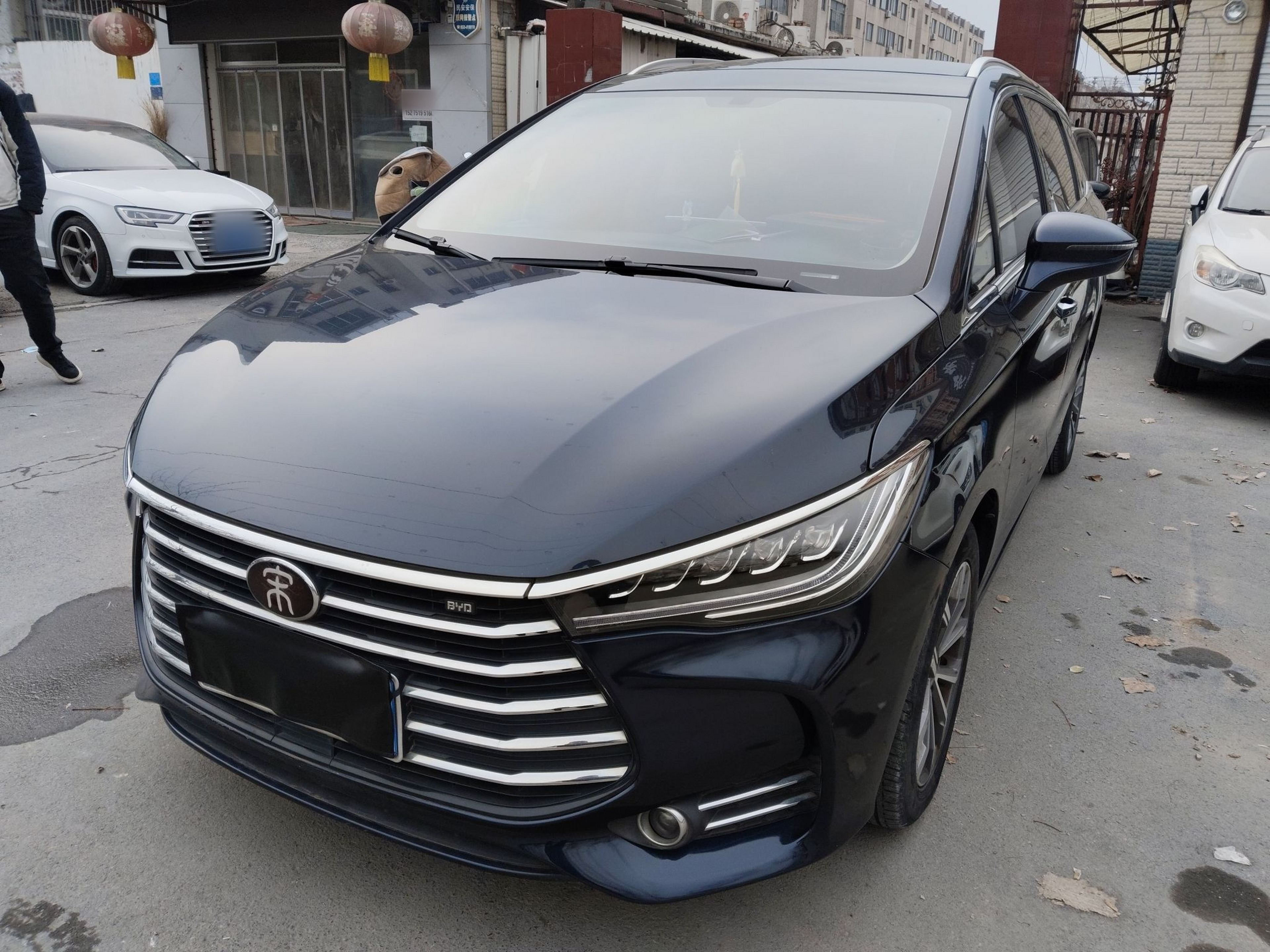 Под передней частью автомобиля