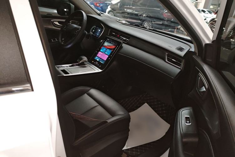 Used Roewe RX5 2023 PLUS 330TGI Automatic Trendsetting Smart Edition
