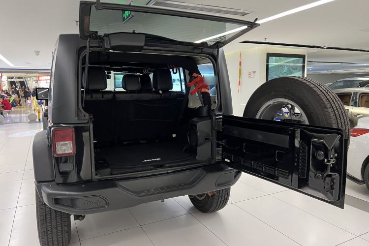 Used  Wrangler 2014 3.0L Sahara Four-Door Edition
