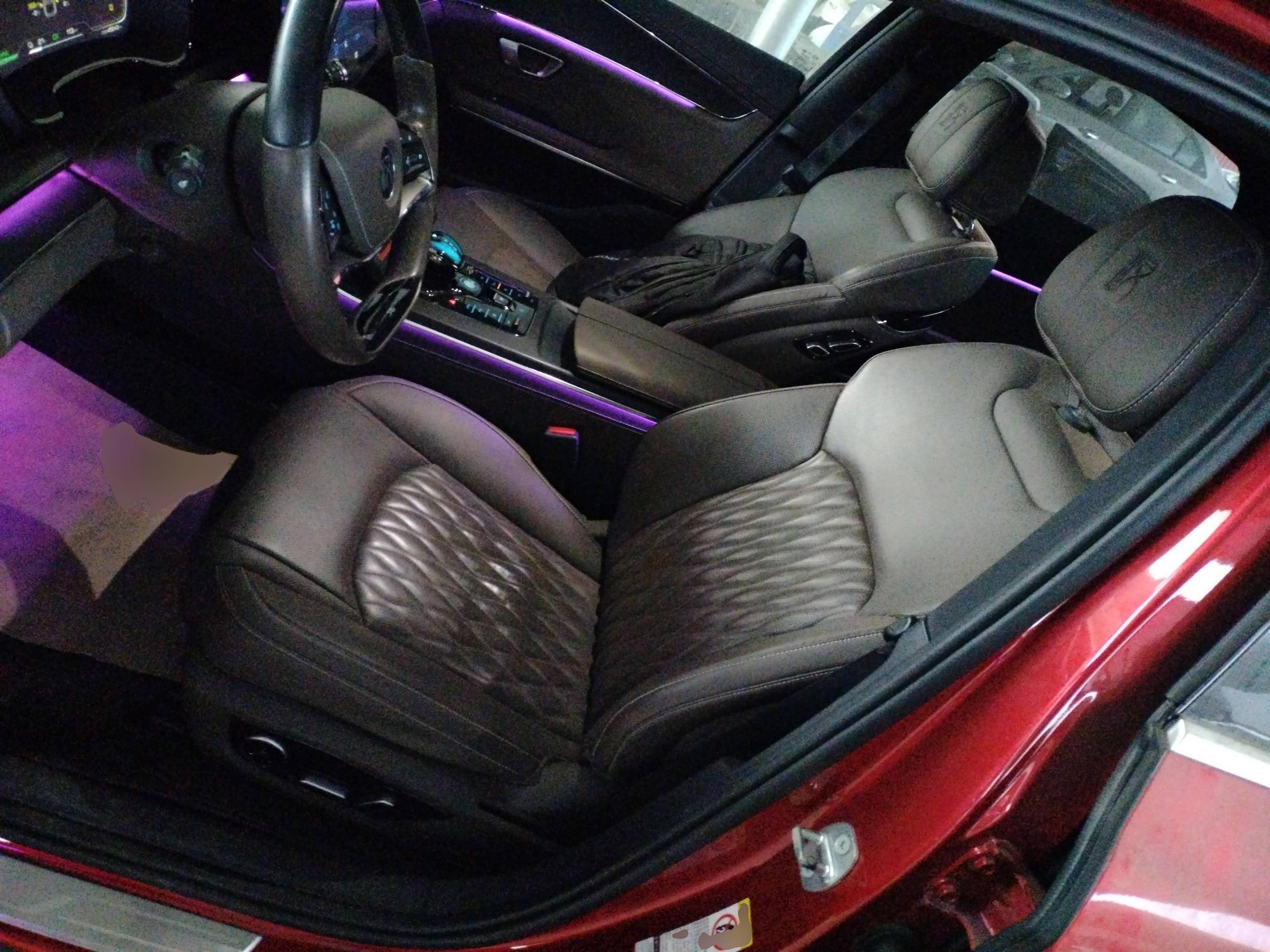 المقاعد الأمامية داخل السيارة