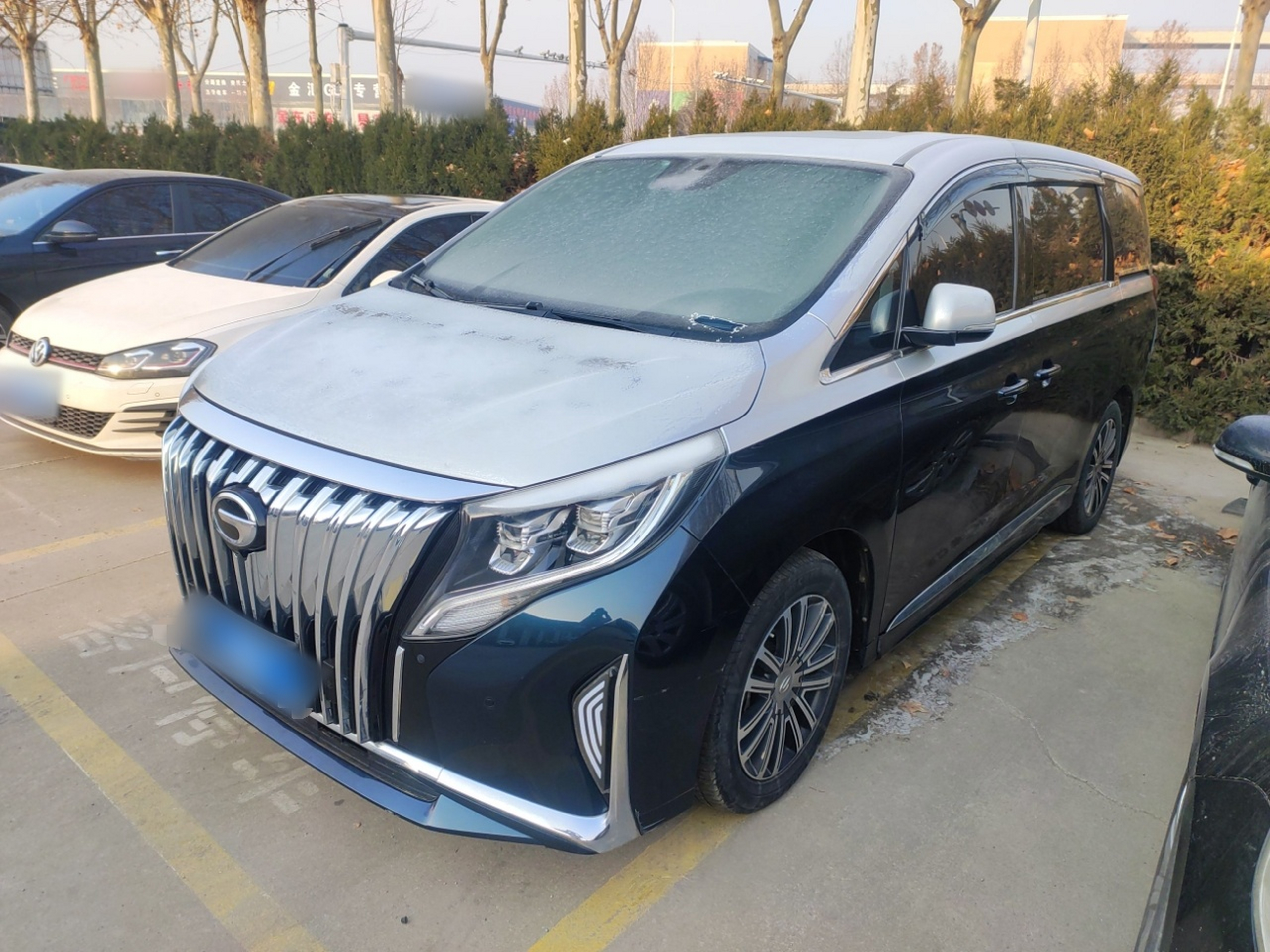 Под передней частью автомобиля