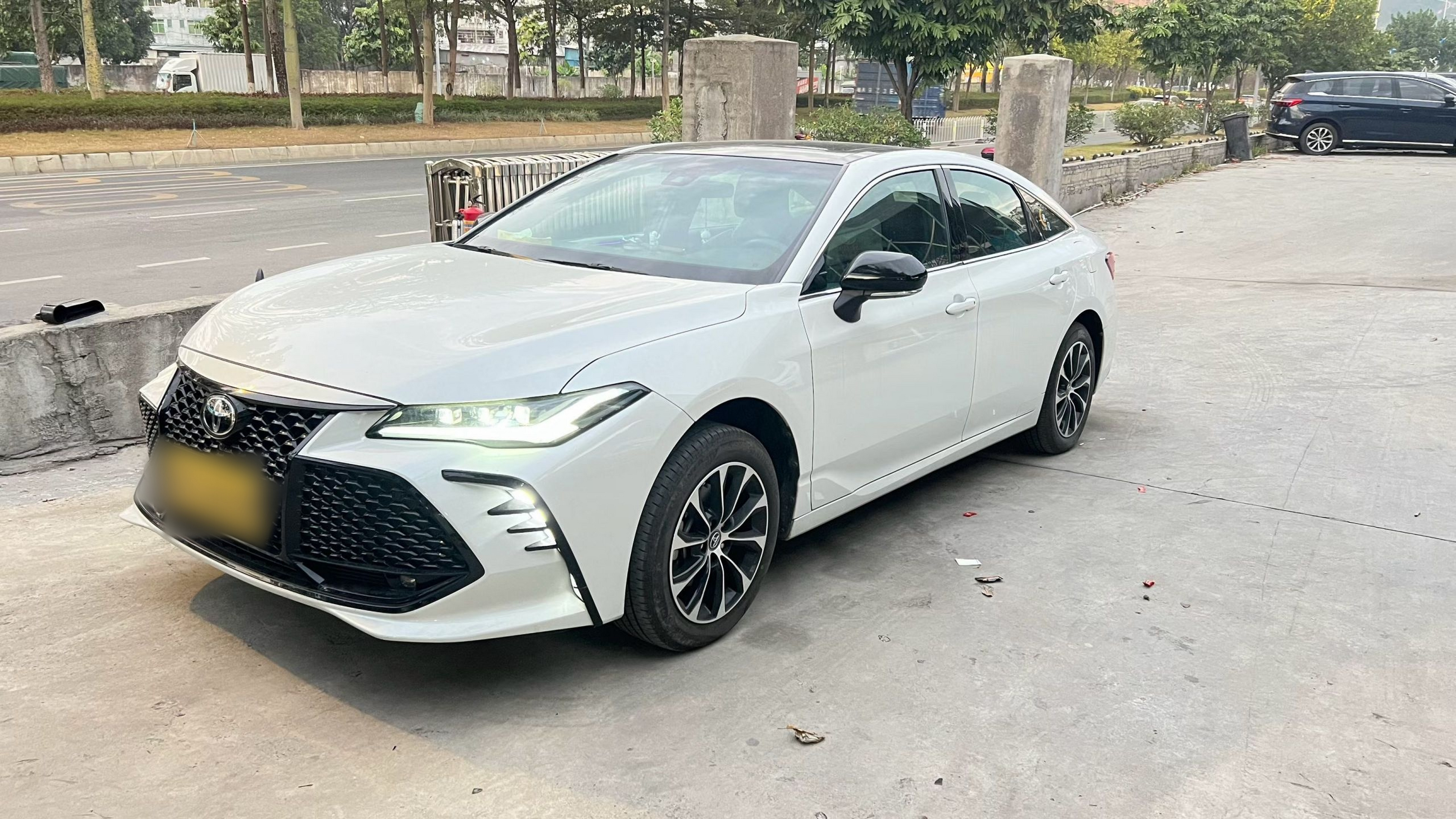 Под передней частью автомобиля