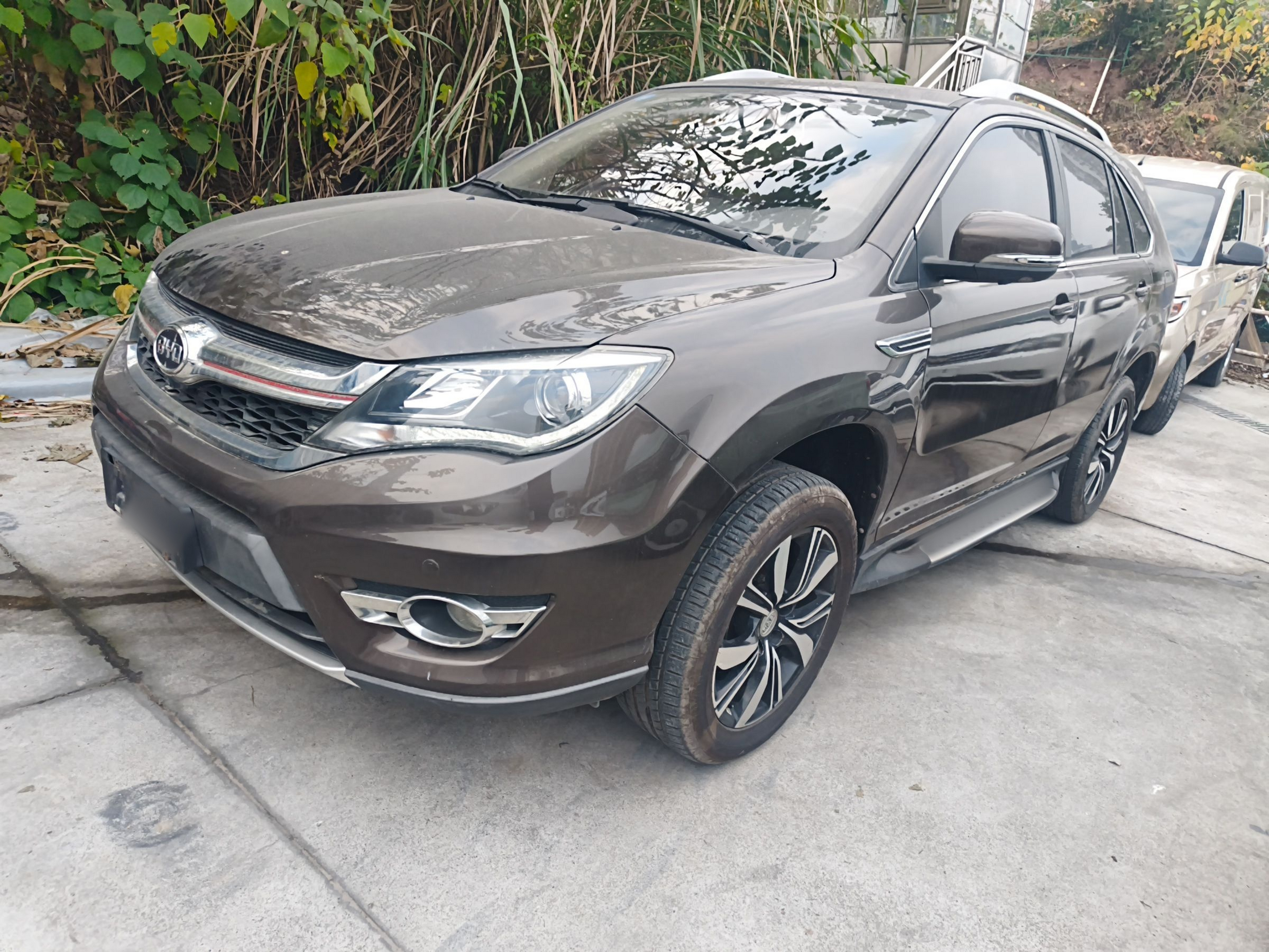 Под передней частью автомобиля