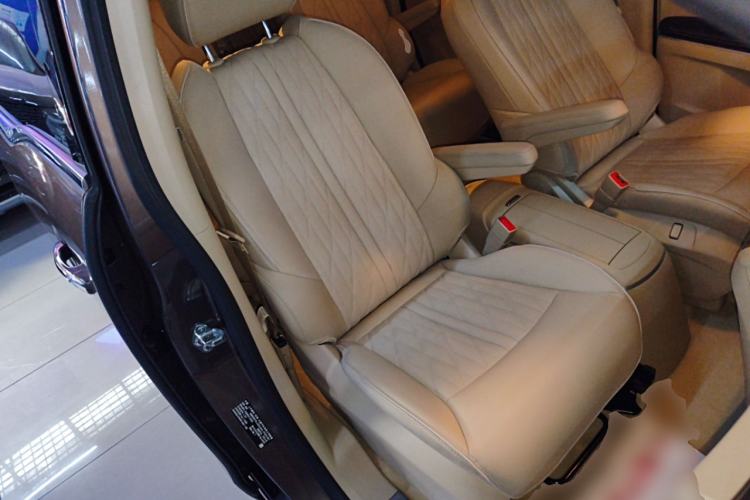 Used Buick GL8 2023 Facelifted Land Cruiser Executive Luxury Version
