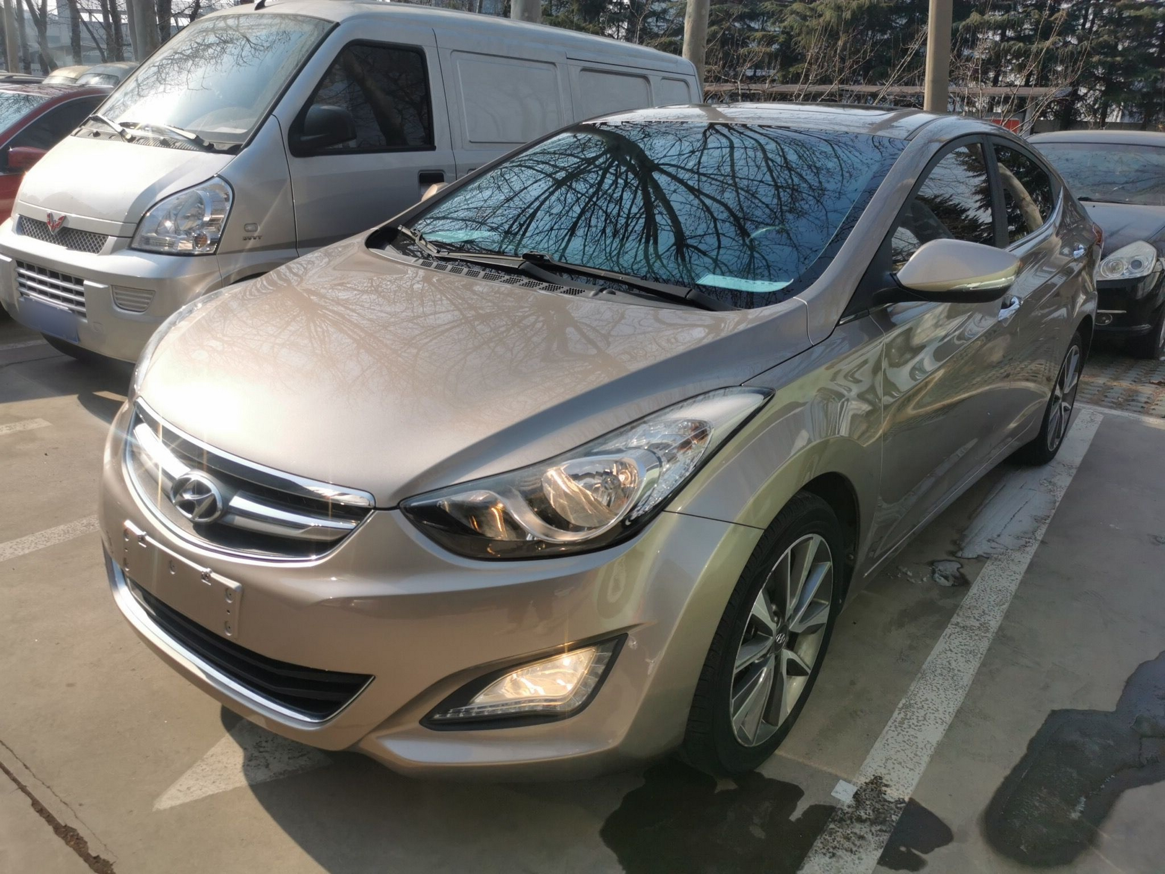 Под передней частью автомобиля