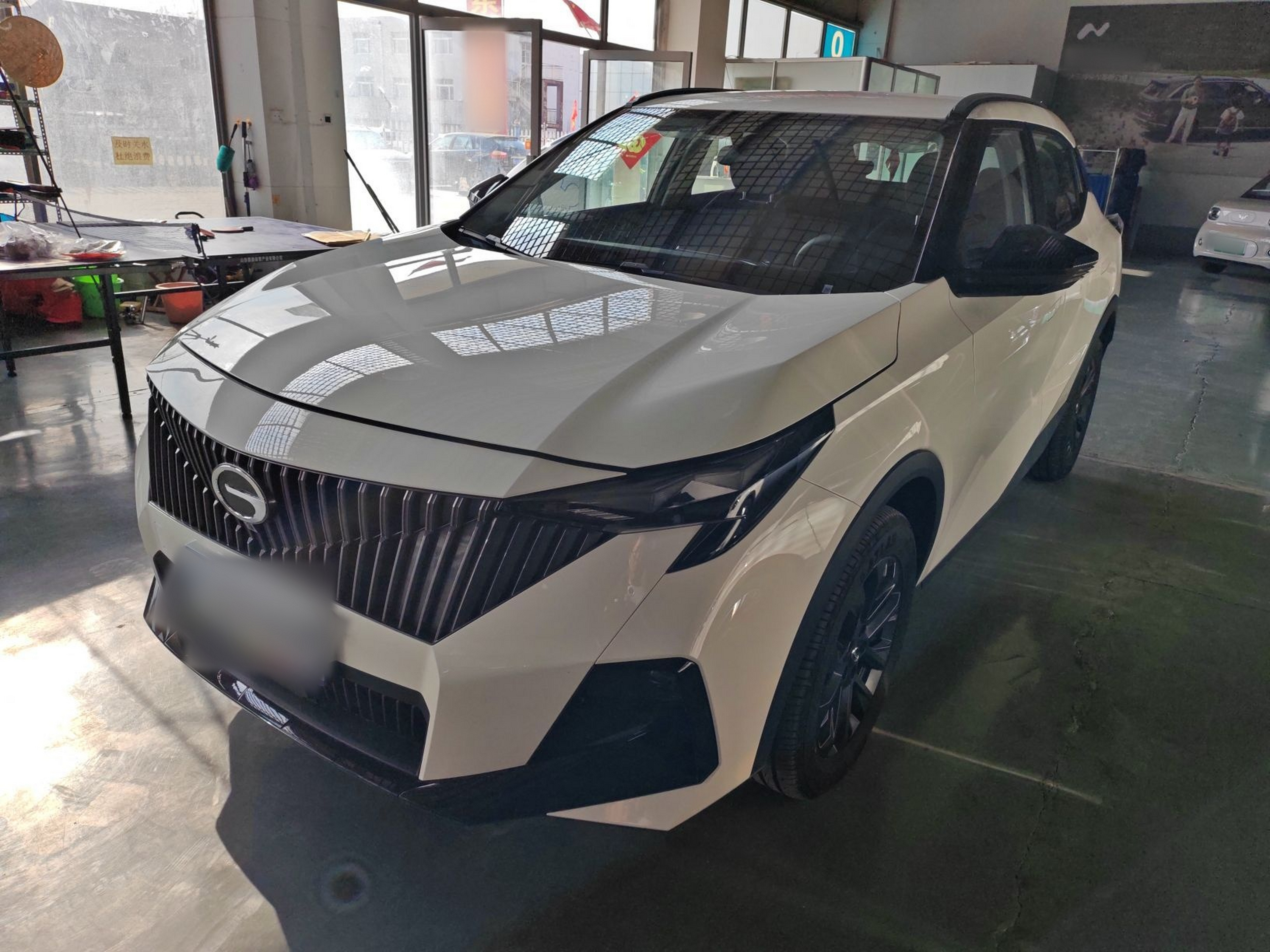 تحت مقدمة السيارة