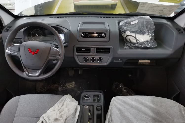 Used Wuling Yangguang 2024 300KM Comfort Version Passenger Van 75kW
