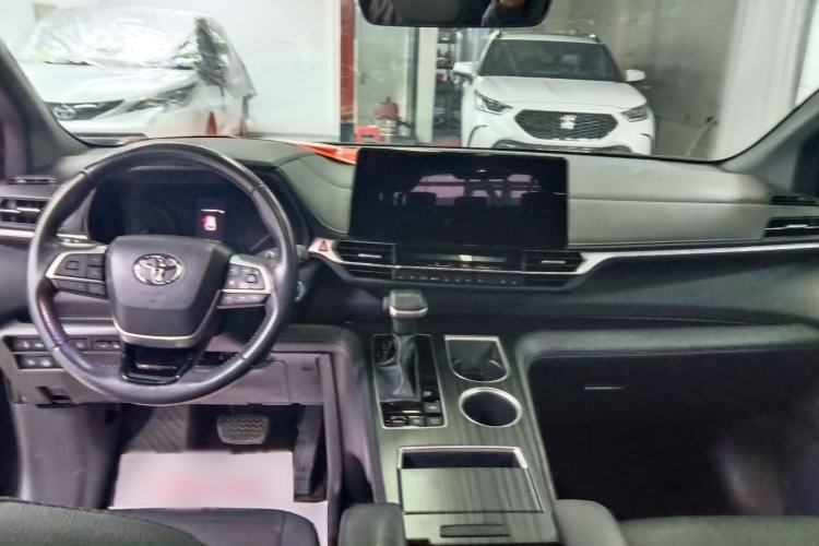 Used Toyota Sienna 2023 2.5L Hybrid Deluxe Edition