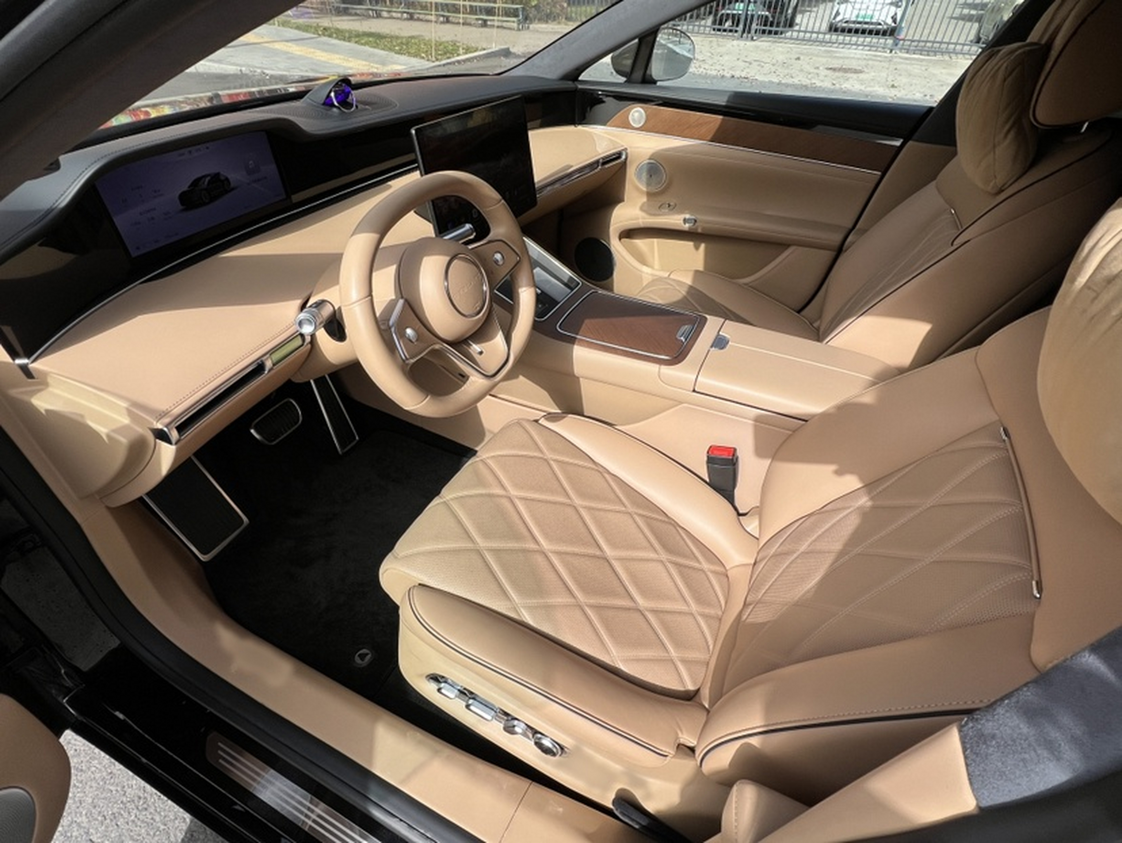 المقاعد الأمامية داخل السيارة