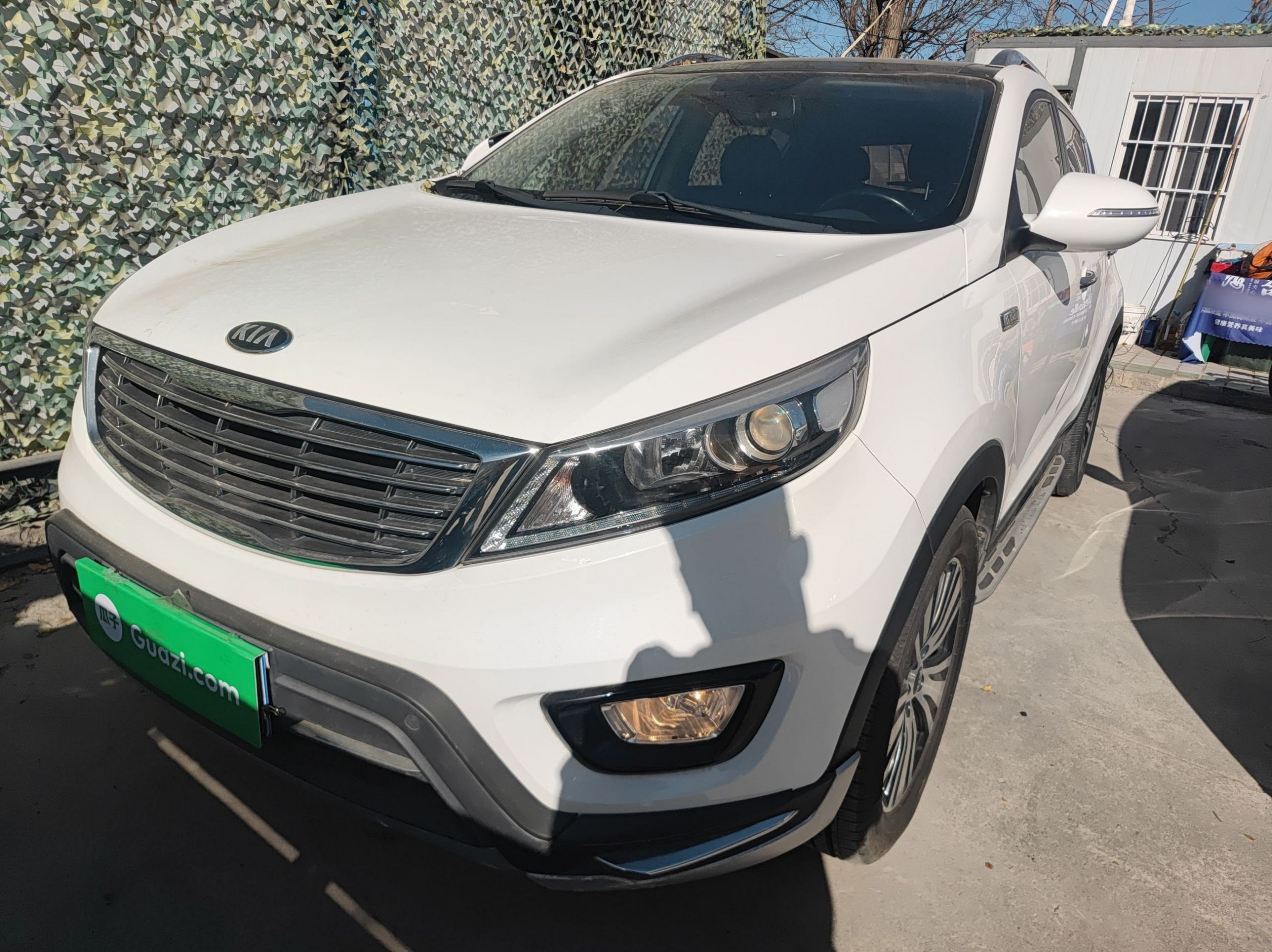 تحت مقدمة السيارة