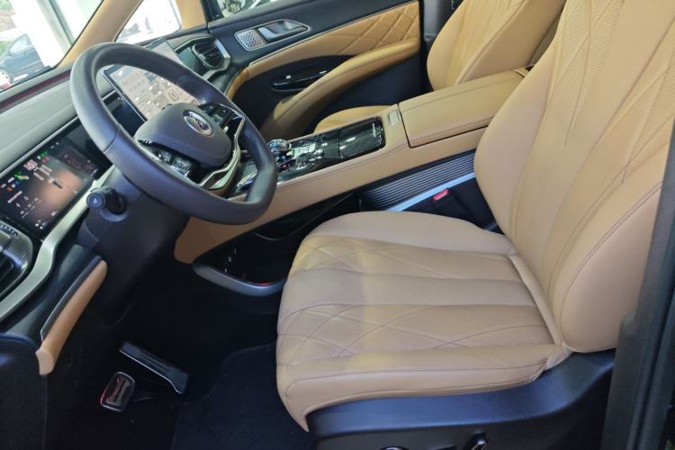 Used Denza D9 2025 DM-i Intelligent Drive 1020 Four-Wheel Drive Prestige Model
