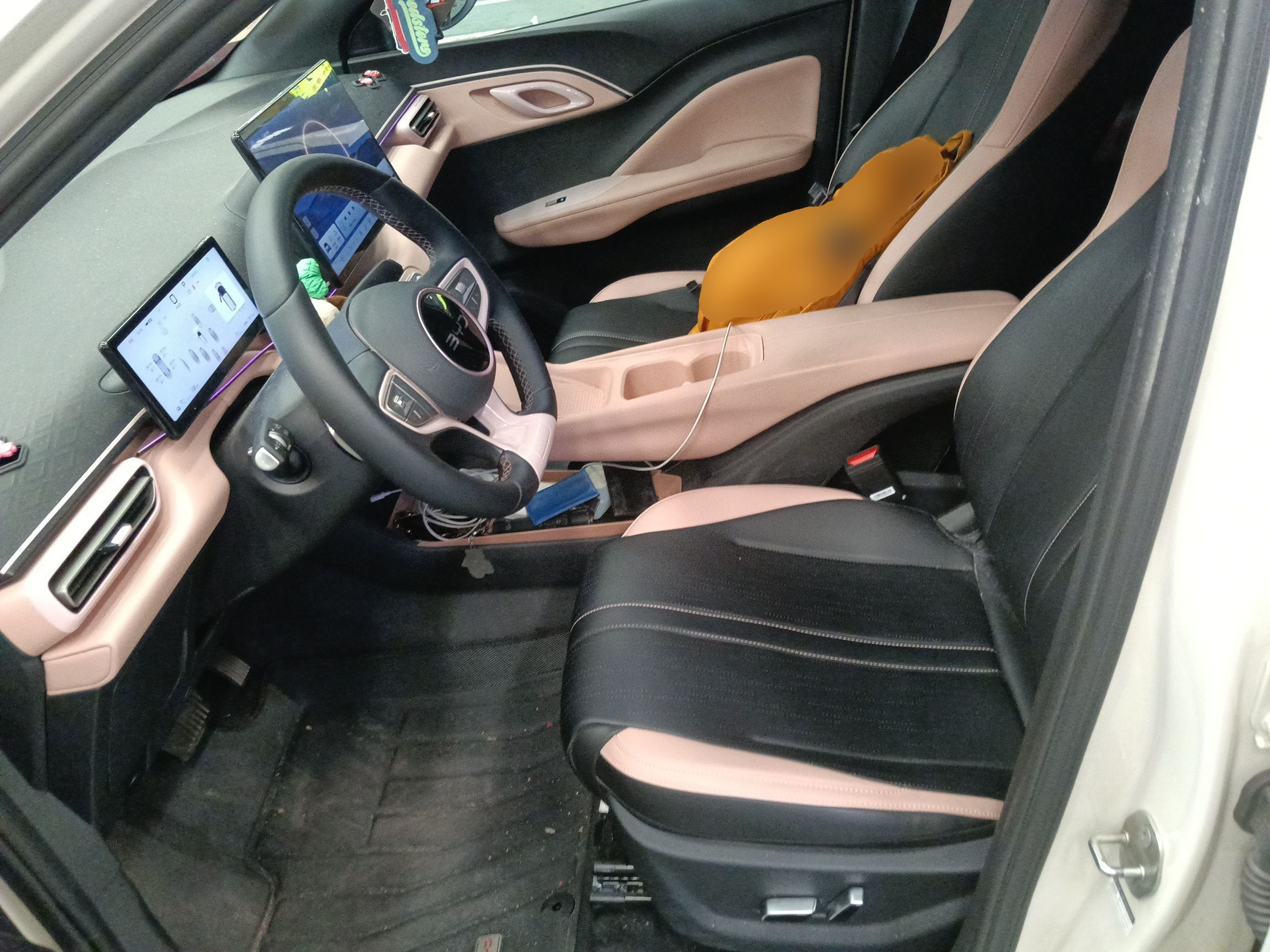 المقاعد الأمامية داخل السيارة