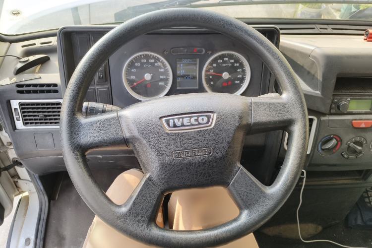 Used Iveco Daily 2020 2.5T A35 Passenger Van with Dual Tires Mid-Roof Design 5-9 Seater Side-Sliding Door China V Emission Standard
