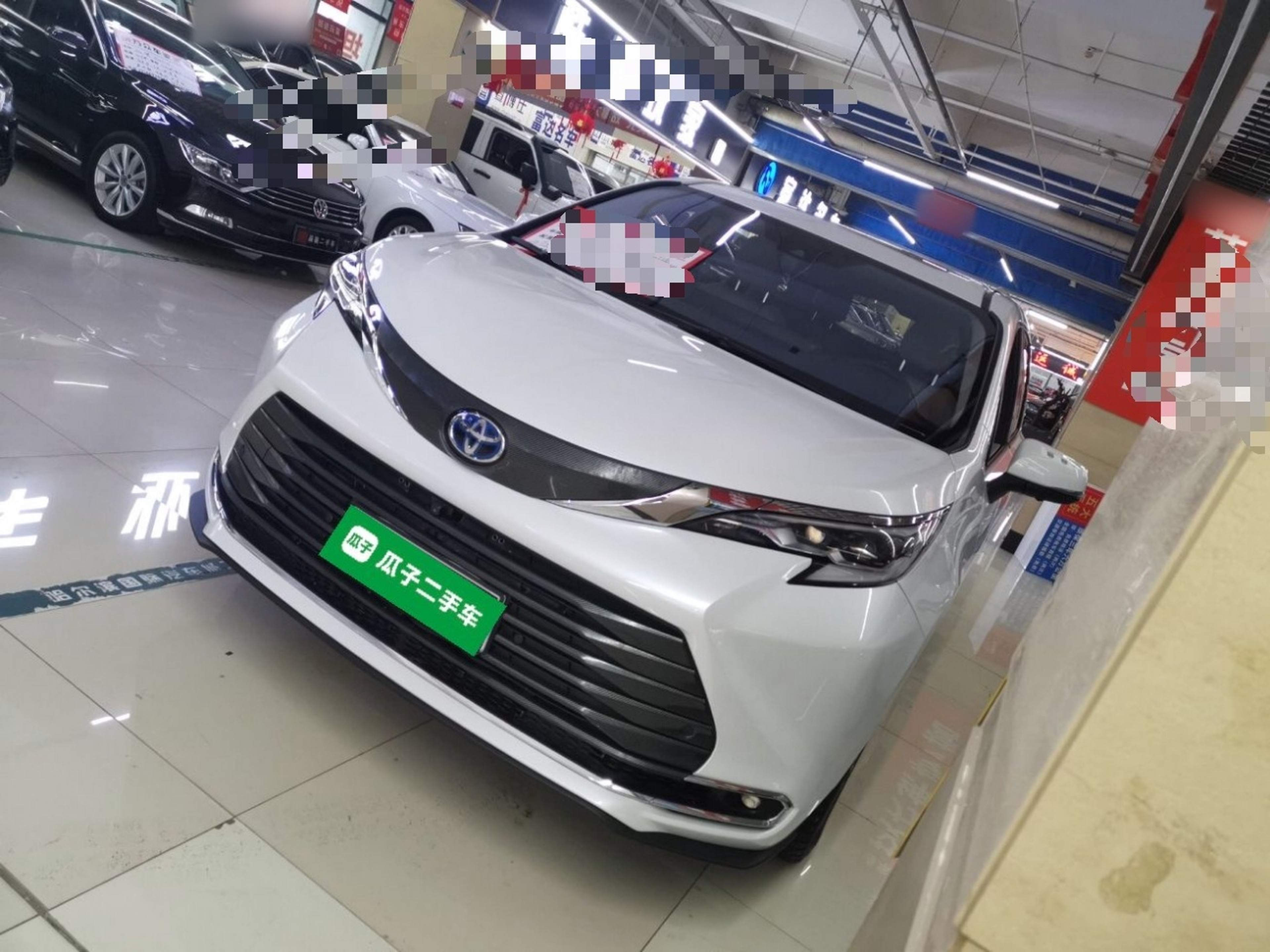 تحت مقدمة السيارة